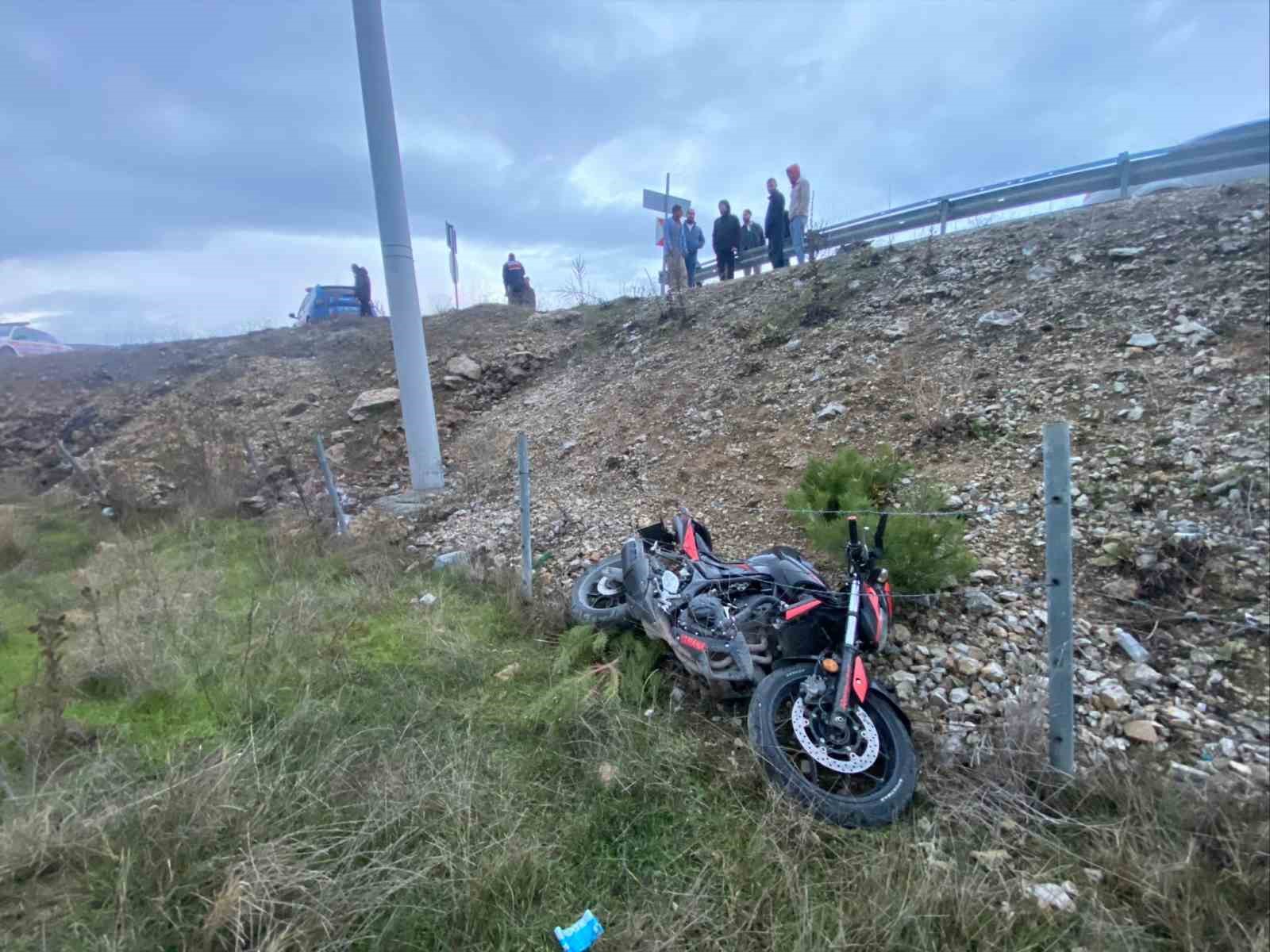 Bilecik’te kontrolden çıkan motosiklet köprüden aşağı uçtu