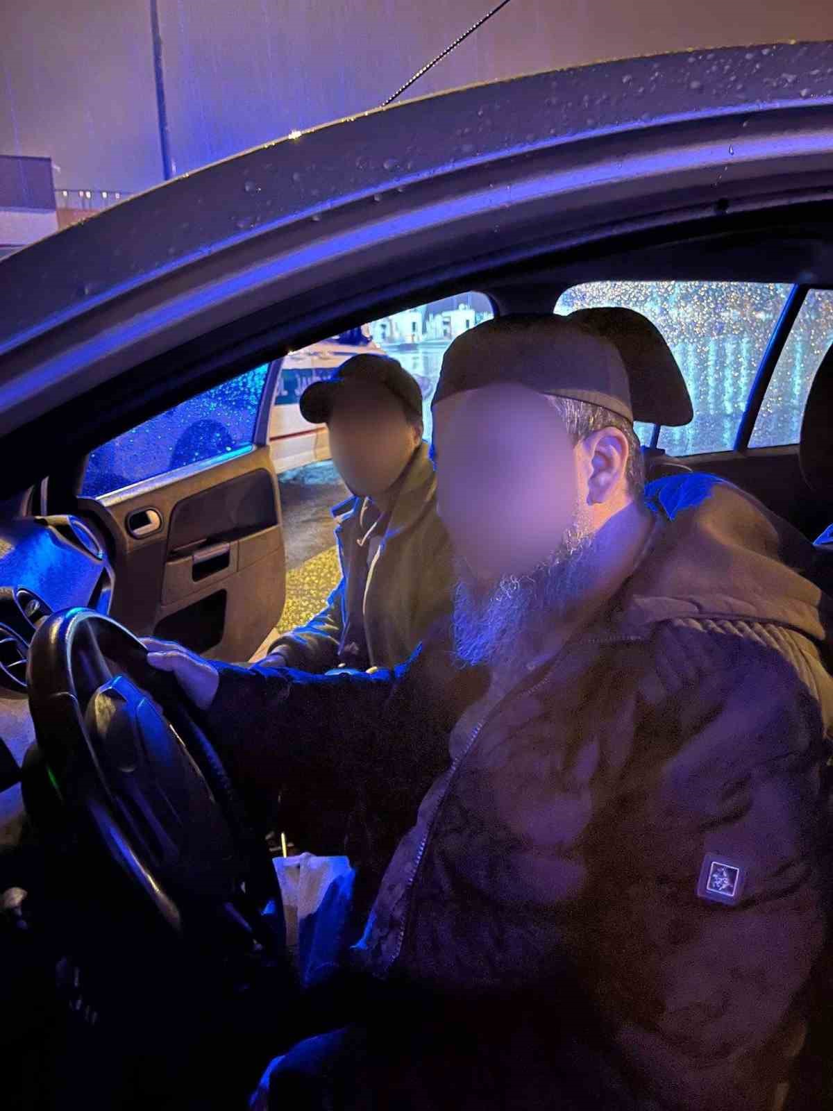 Bursa’da kaçakçılık operasyonu: 8 kaçak göçmen yakalandı, organizatörler gözaltında
