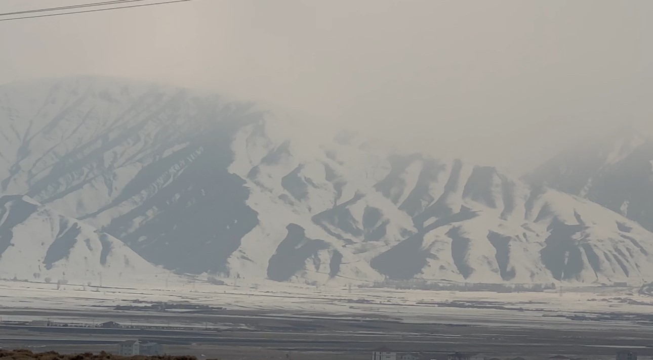 Yüksekova’nın etrafını çevreleyen dağlar beyaza büründü