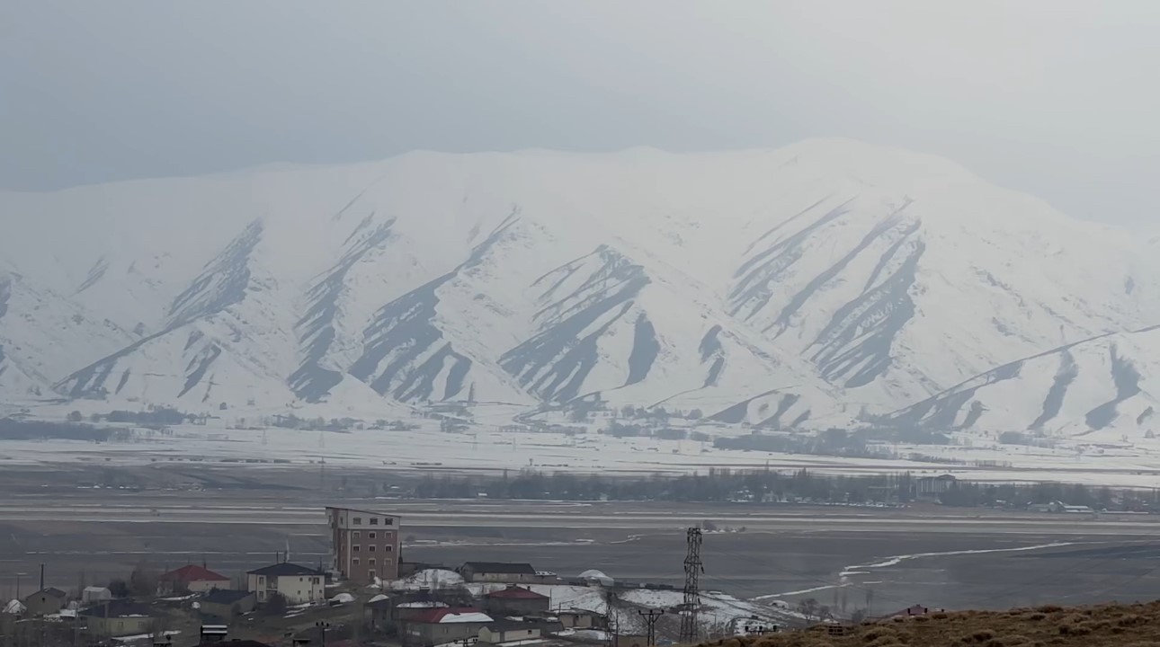 Yüksekova’nın etrafını çevreleyen dağlar beyaza büründü