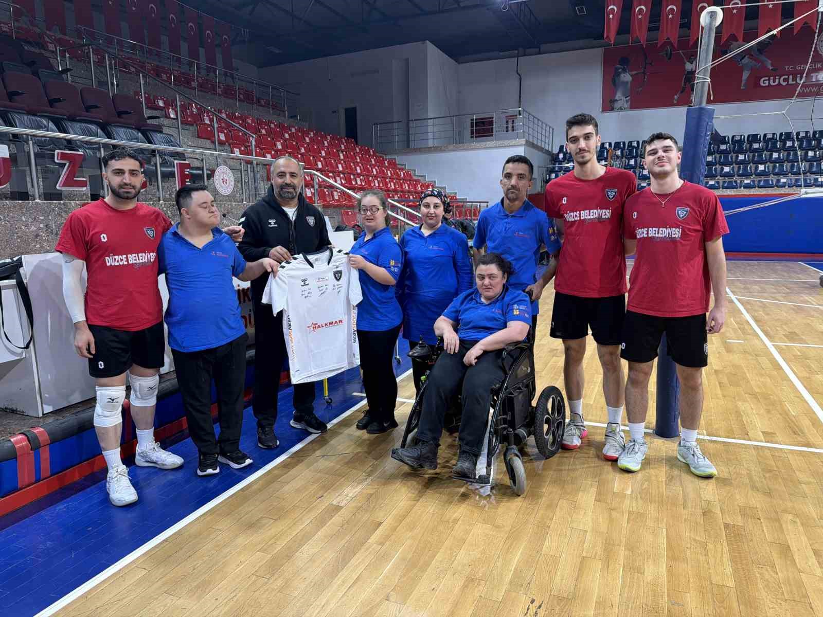 Antrenman izlemeye gelen özel bireyler kendilerini sahada buldular
