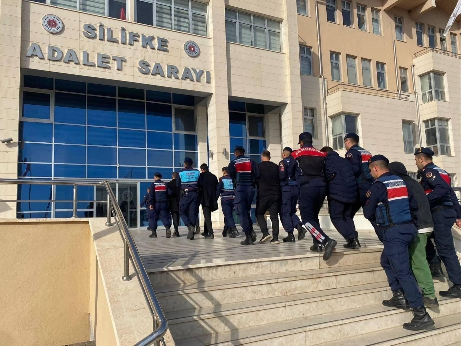 Mersin’de tekneye kaçak sigara operasyonu: 6 tutuklama