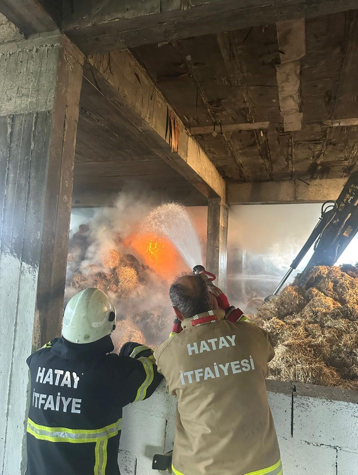 Samandağ’da samanlıkta çıkan yangın 10 saatte kontrol altına alındı