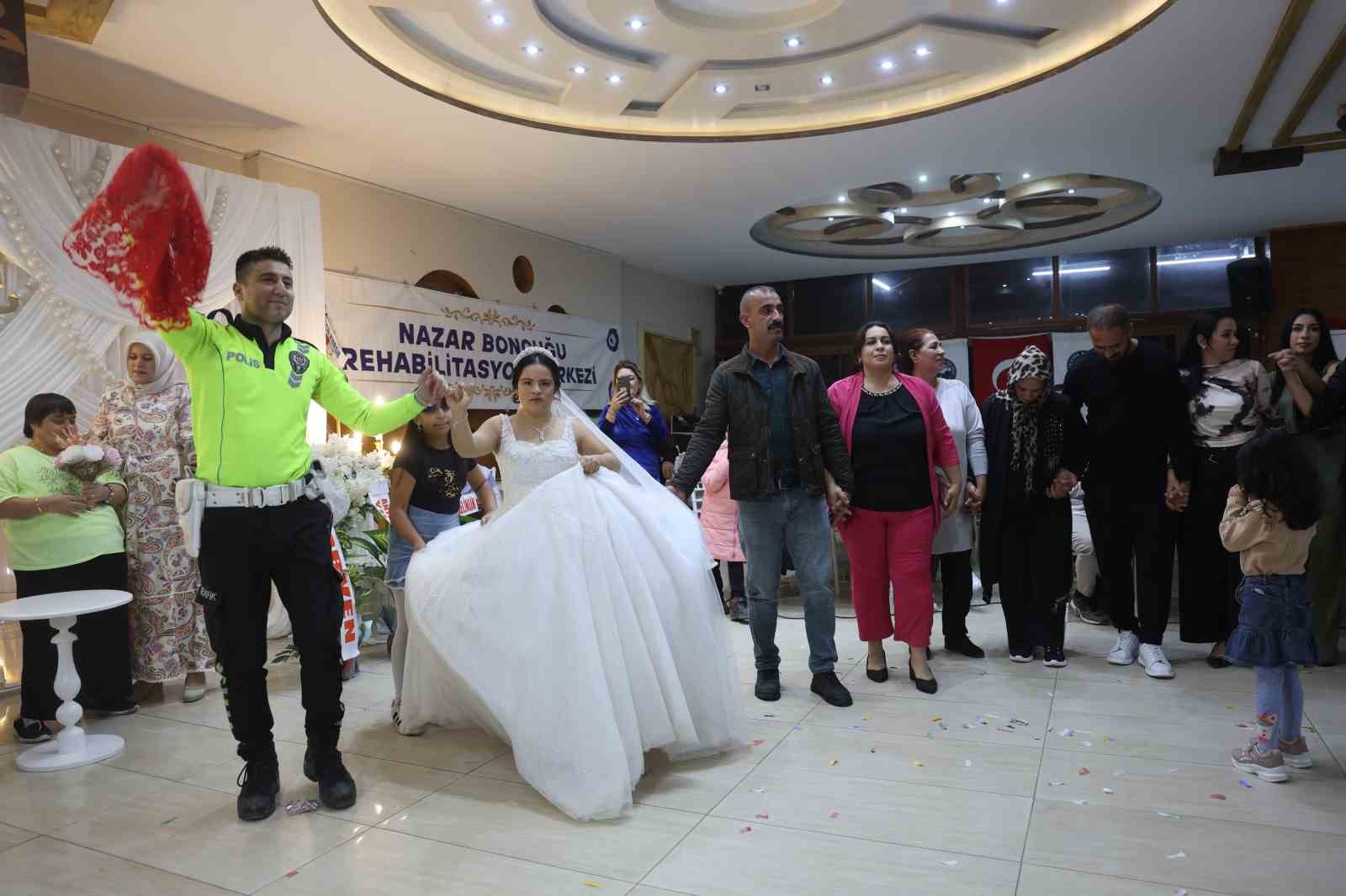 Down sendromlu Ezgi’nin düğün hayali gerçek oldu, mutluluğuna ortak olan polisler yürekleri ısıttı