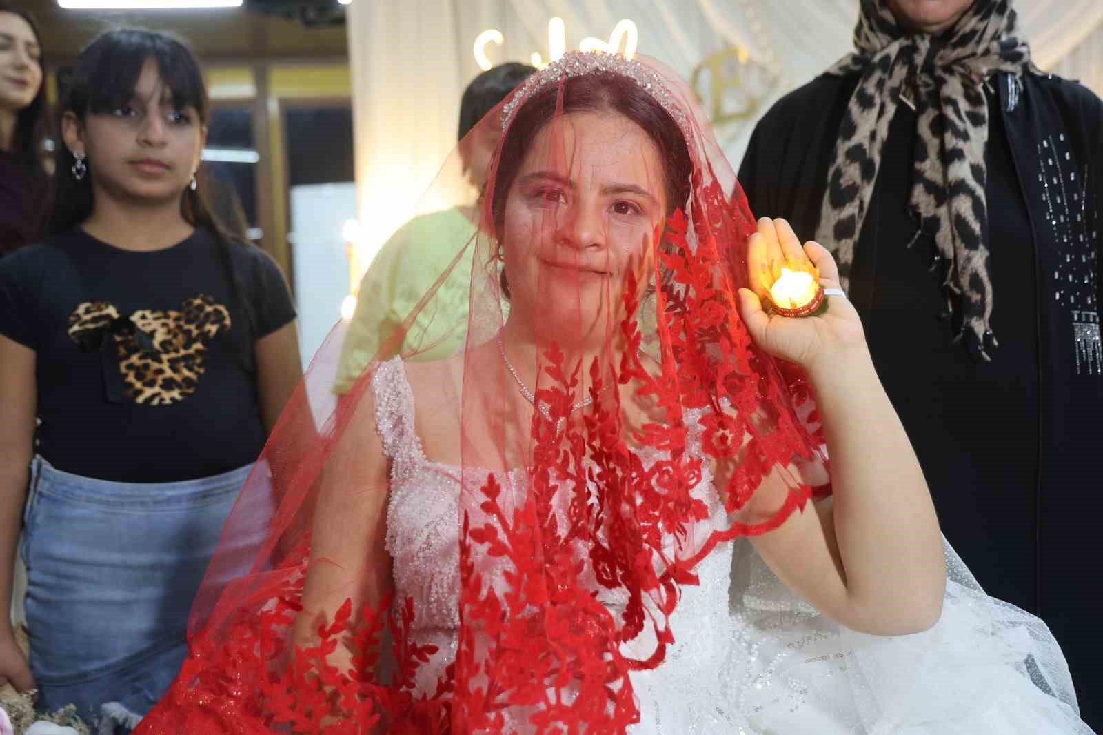 Down sendromlu Ezgi’nin düğün hayali gerçek oldu, mutluluğuna ortak olan polisler yürekleri ısıttı