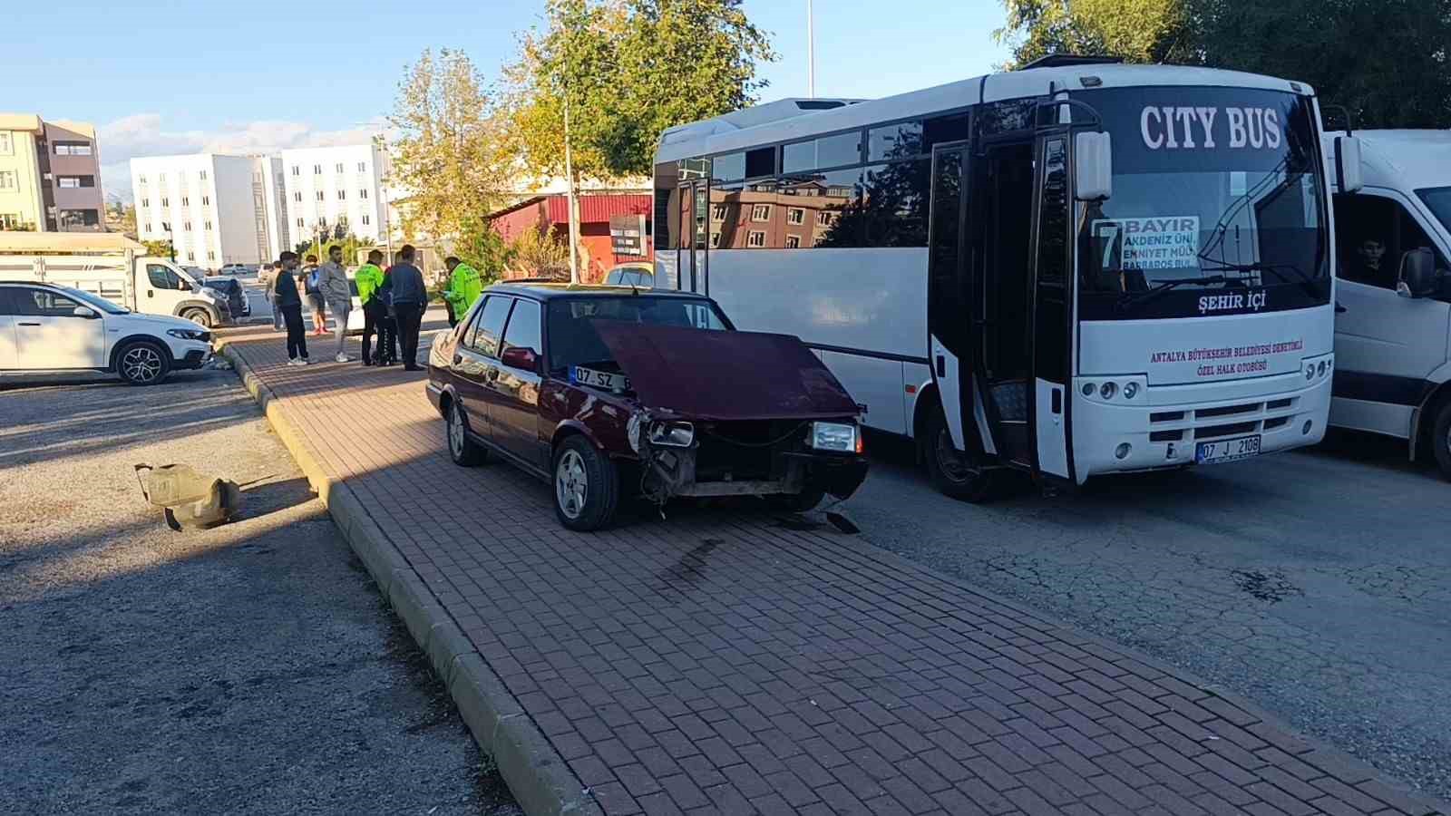 Ehliyetsiz sürücünün kullandığı otomobil halk otobüsü ve motosiklete çarptı: 1 yaralı