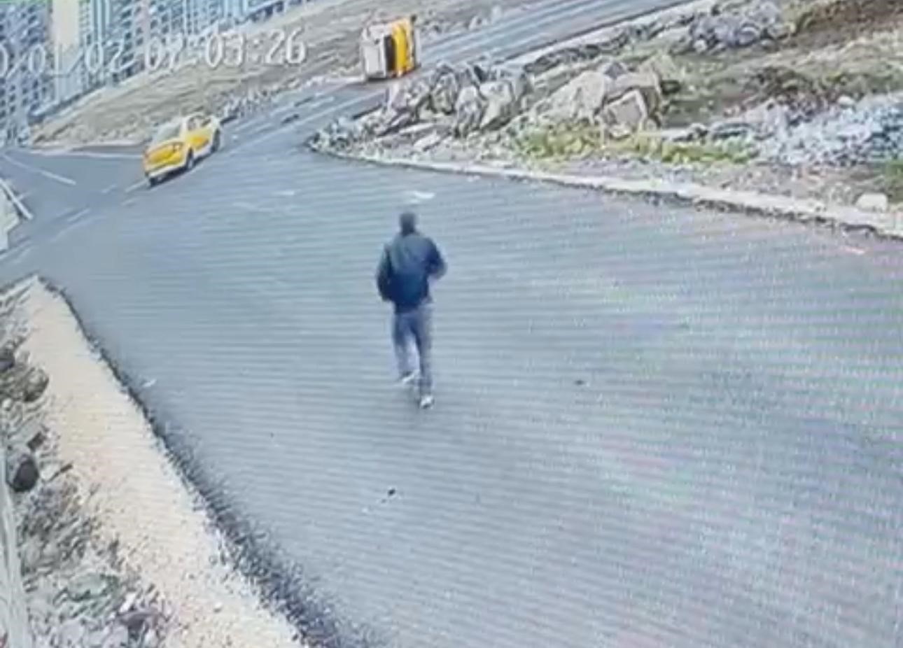 Diyarbakır’da iki ticari taksinin çarpıştığı kaza anı güvenlik kamerasına yansıdı