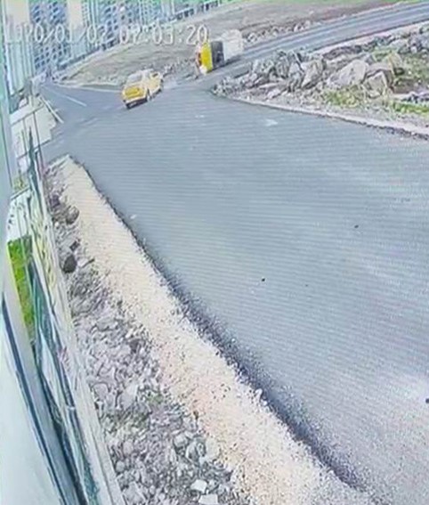 Diyarbakır’da iki ticari taksinin çarpıştığı kaza anı güvenlik kamerasına yansıdı