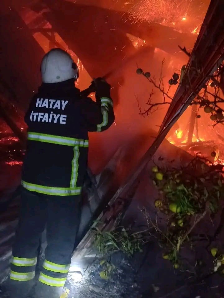 Erzin’de baraka alevlere teslim oldu