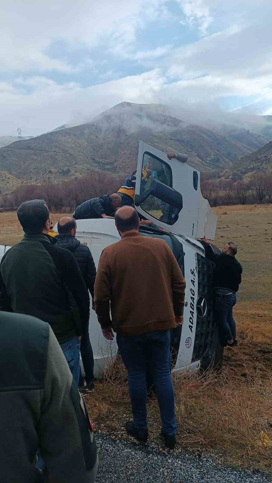 Tatvan-Hizan yolunda beton mikseri şarampole devrildi: 1 yaralı