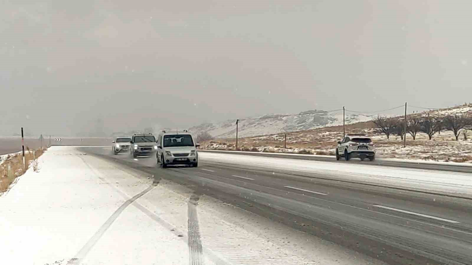 Van-Özalp yoluna dolu yağışı