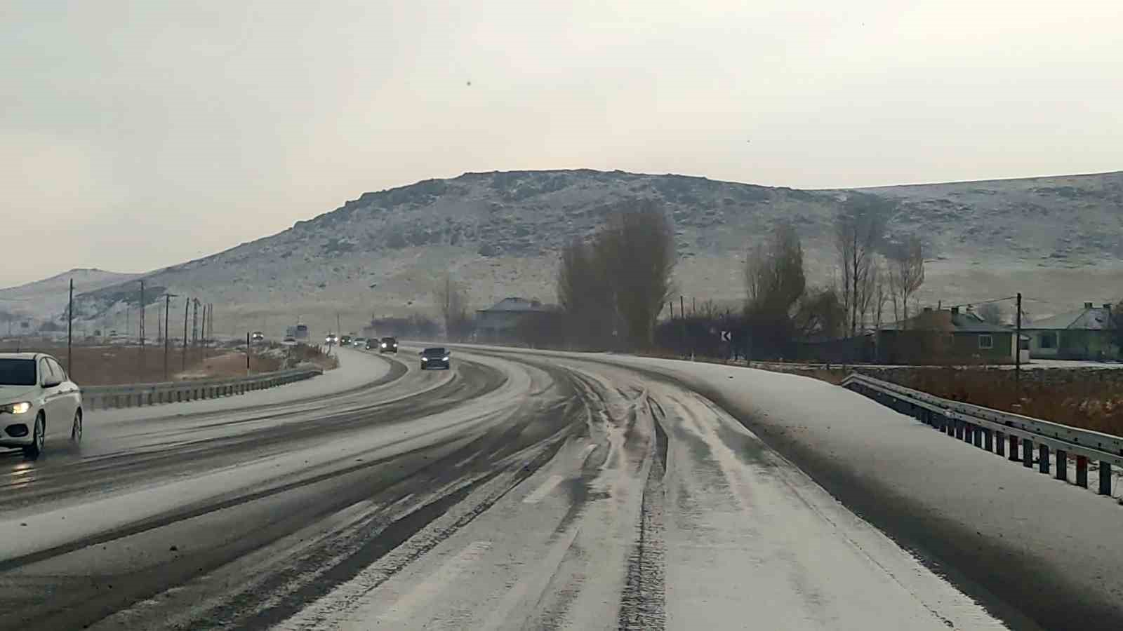 Van-Özalp yoluna dolu yağışı