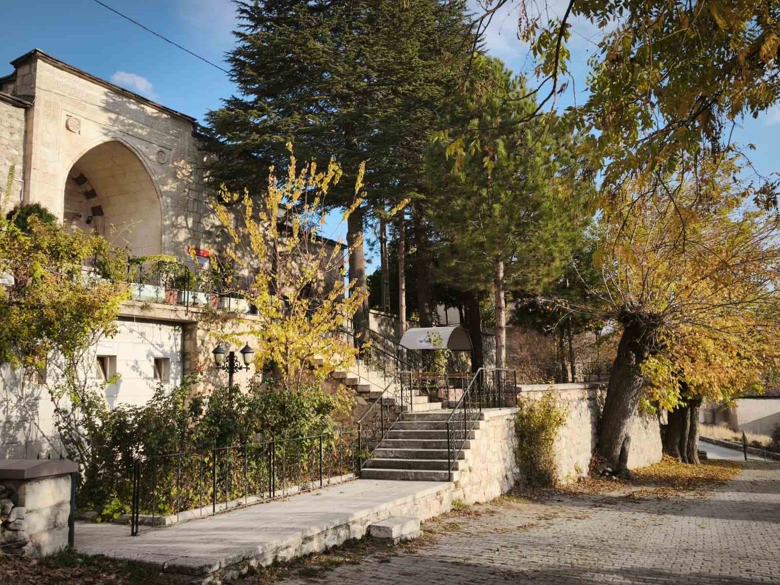 Tunceli’de 621 yıllık tarihi cami ve denge sütunları görselliğiyle göz kamaştırıyor