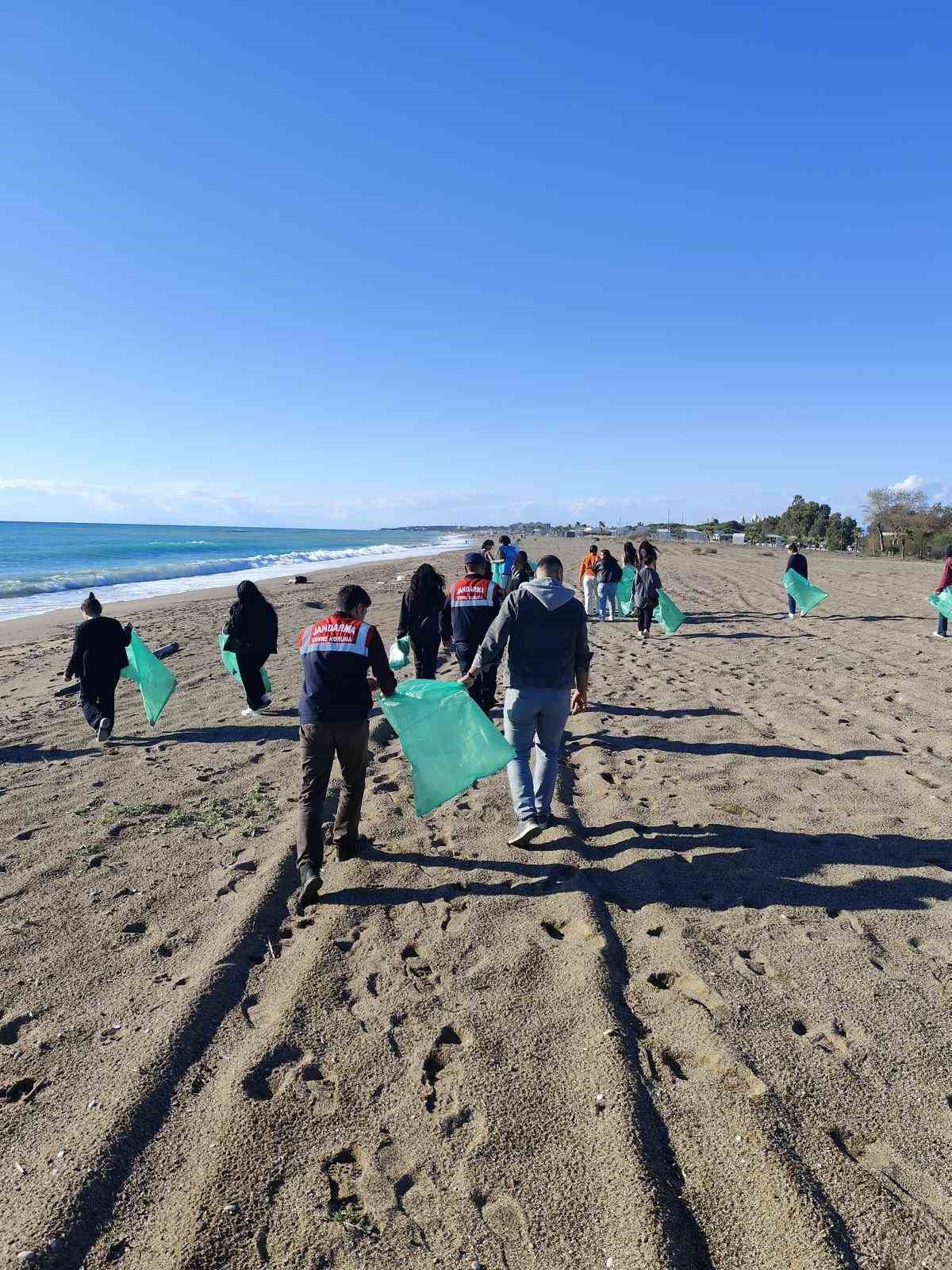 Jandarma’dan çevre koruma eğitimi ve kıyı temizliği
