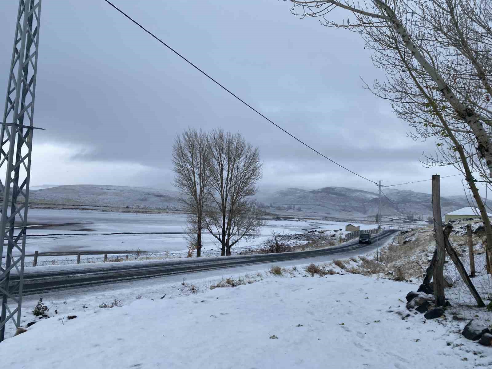 Patnos’ta mevsimin ilk karı yağdı