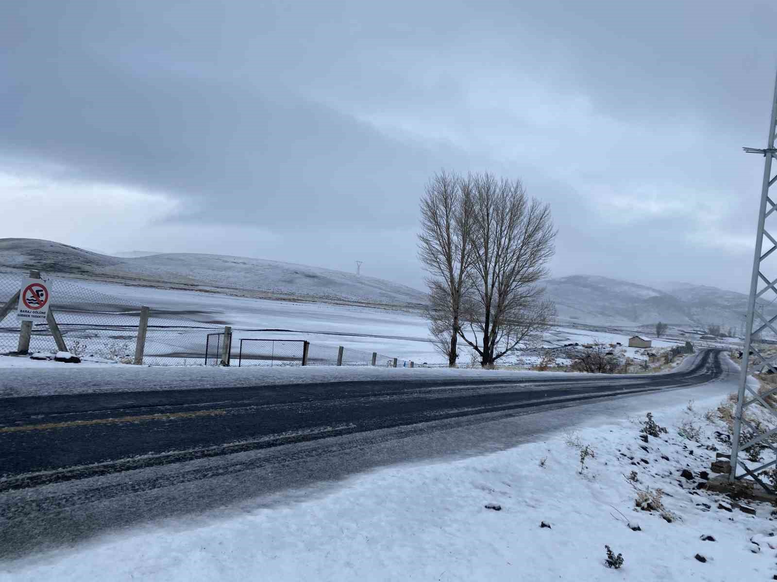 Patnos’ta mevsimin ilk karı yağdı