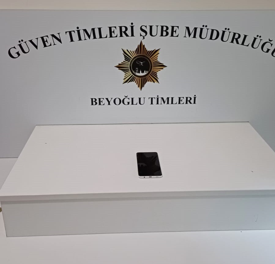 Beyoğlu’nda bankta uyuyan kişinin telefonun çalındığı anlar görüntülendi
