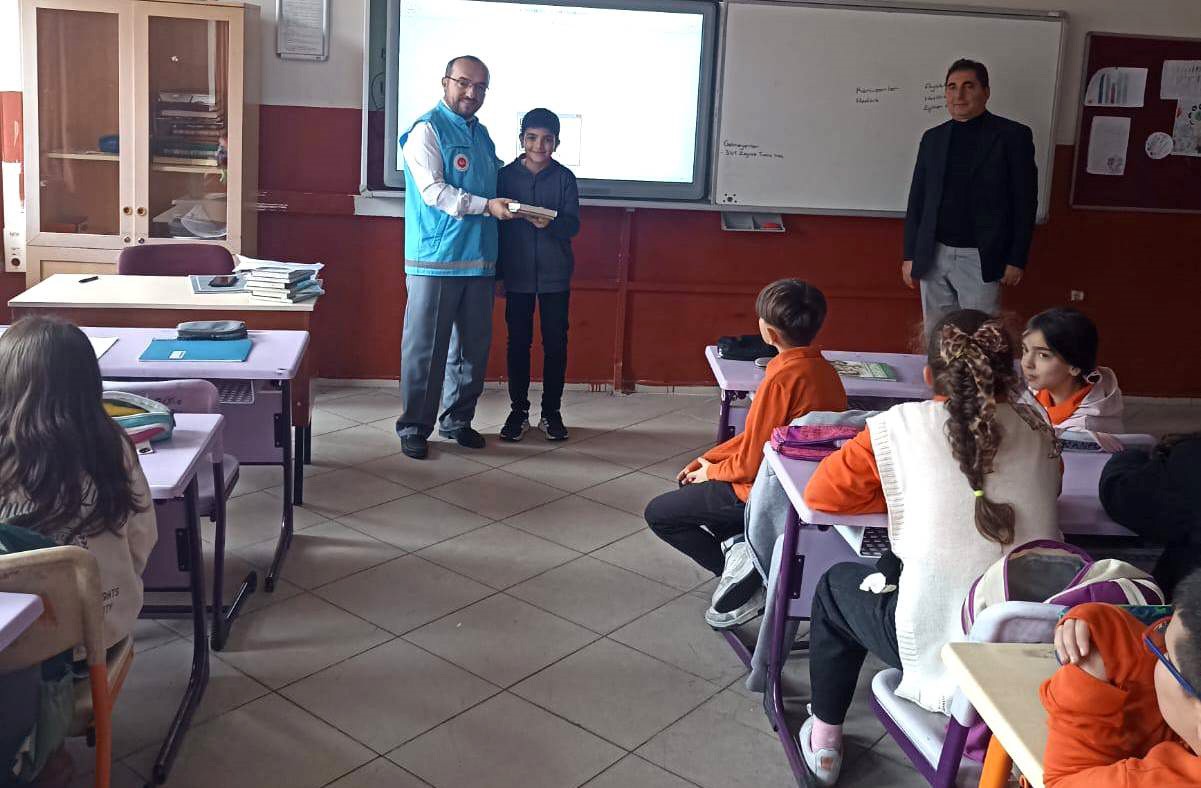Emet’te ortaokul öğrencilerine Kur’an-ı Kerim hediye edildi