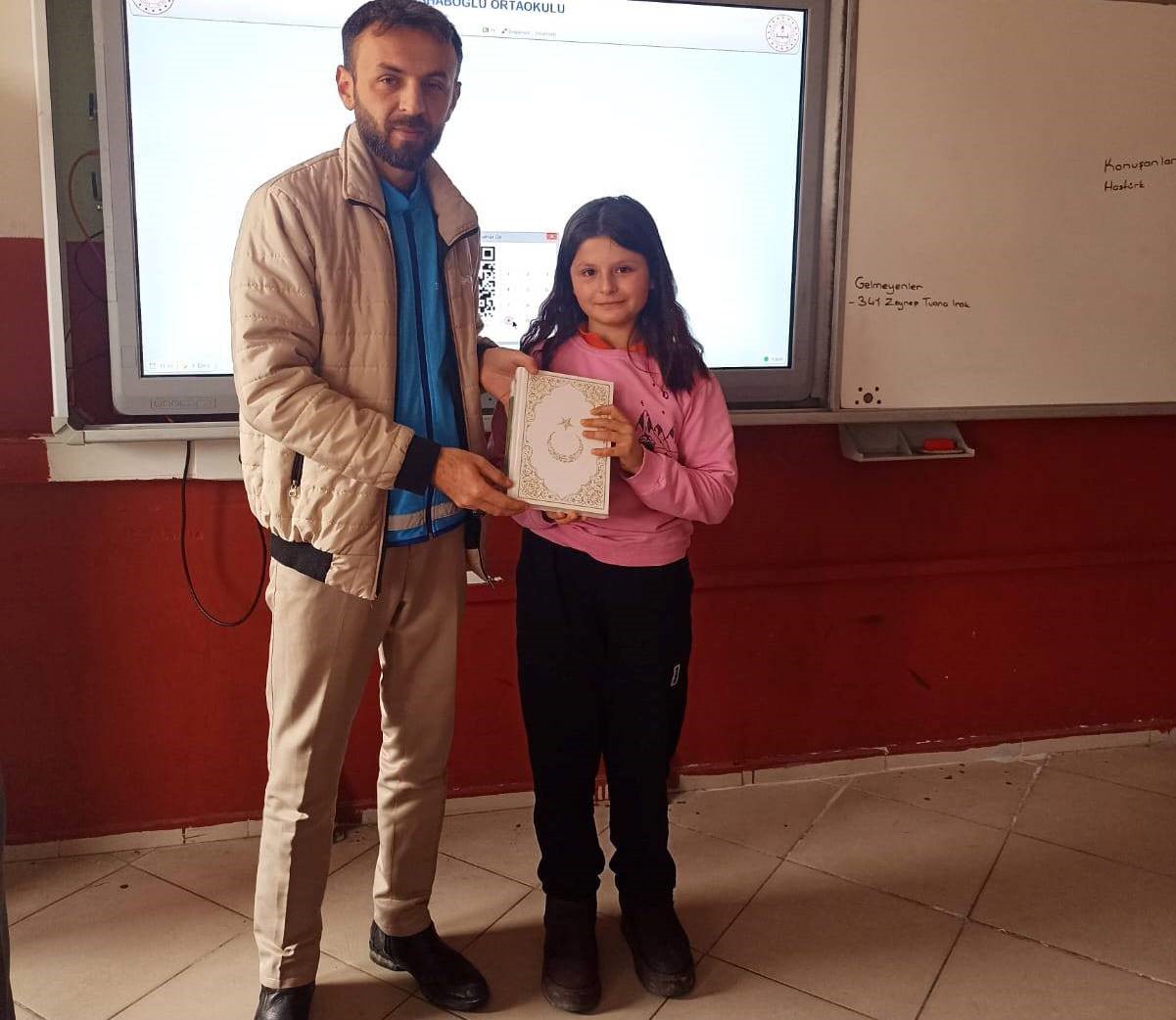 Emet’te ortaokul öğrencilerine Kur’an-ı Kerim hediye edildi