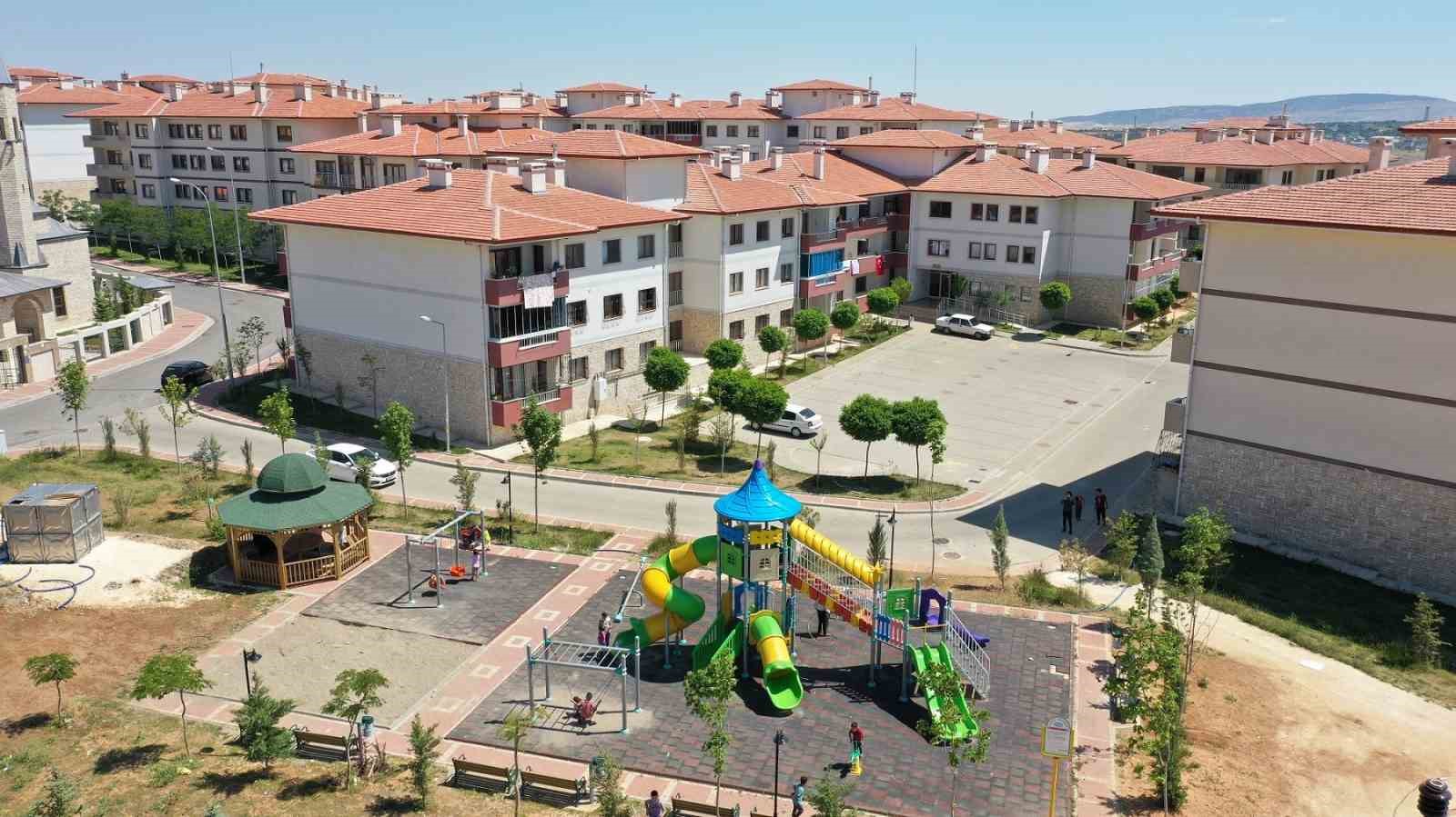 En az 4 &ccedil;ocuğu olan ailelere &ccedil;ekilişsiz kurasız ev verilecek
