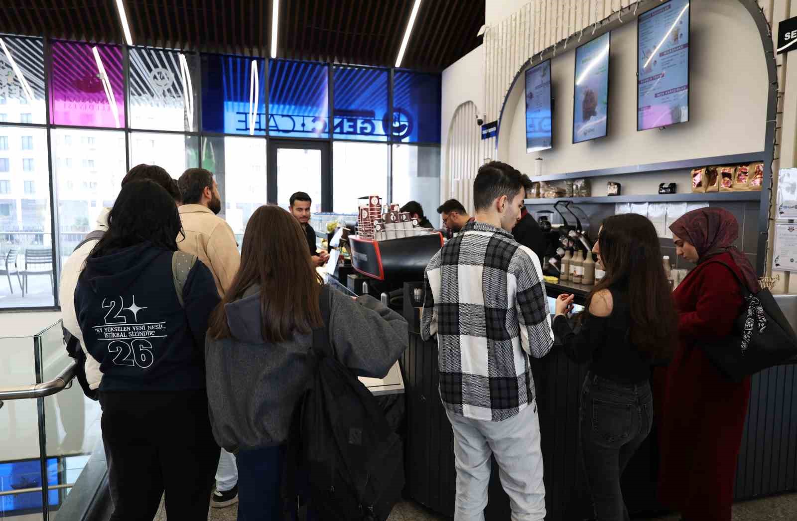 Gençler, Genç Kafe’nin müdavimi oldu
