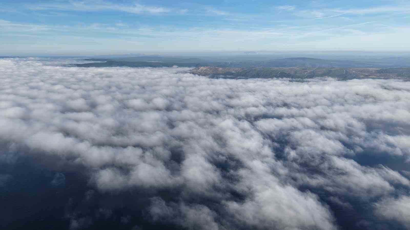 Yoğun sisle kaplanan Çanakkale Boğazı dronla görüntülendi