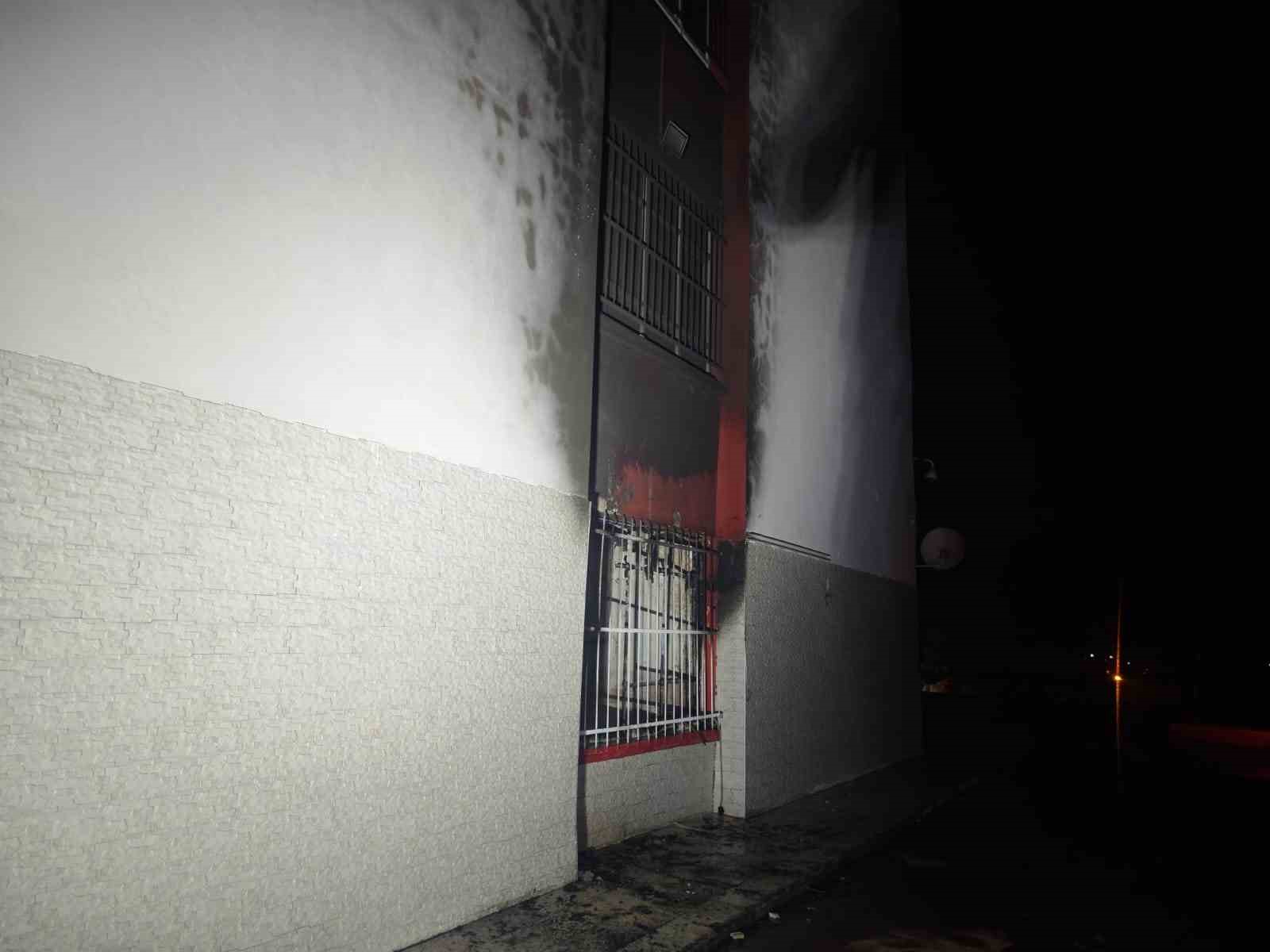 Tahliye edilen okulda çıkan yangın panikletti