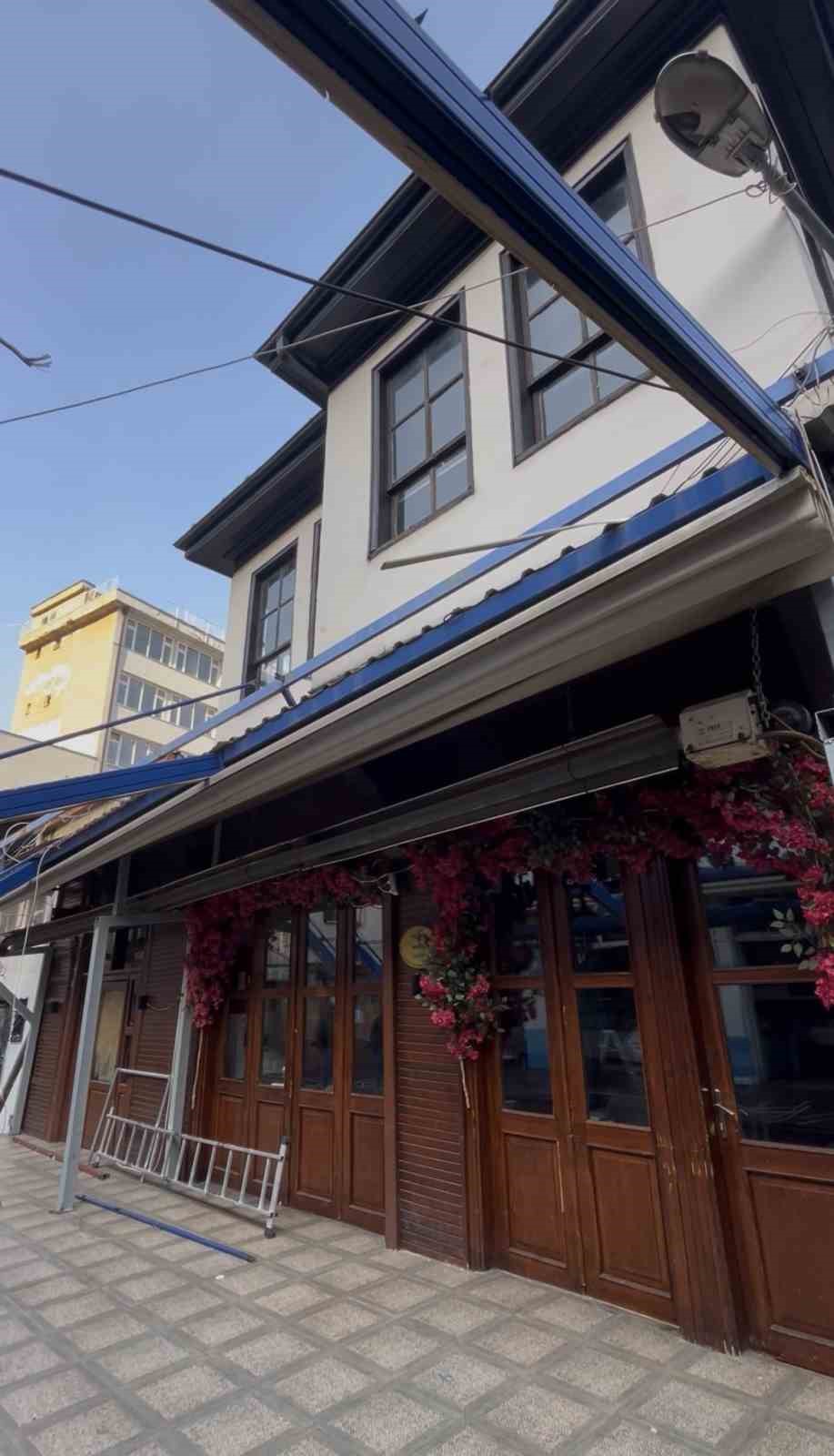 Tarihi Arap Şükrü Sokağı’nda tente krizi
