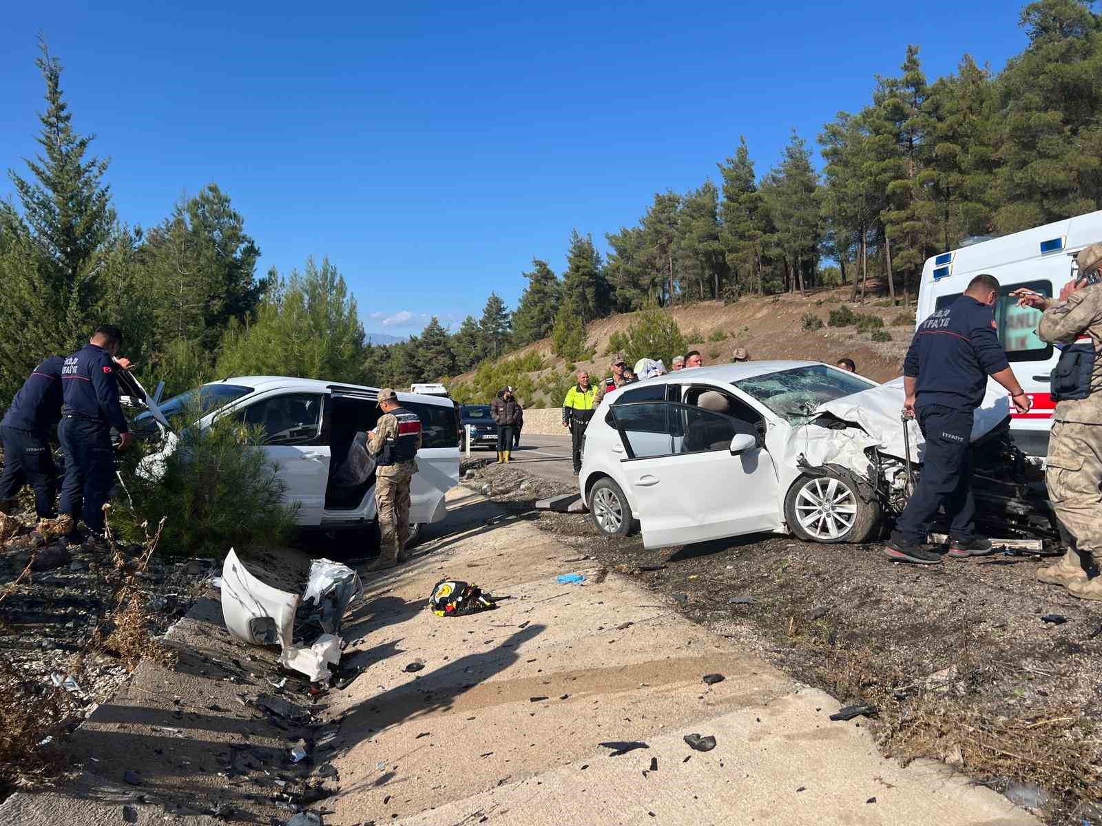 Kilis’te hafif ticari araçla otomobil çarpıştı: 5’i ağır, 6 yaralı