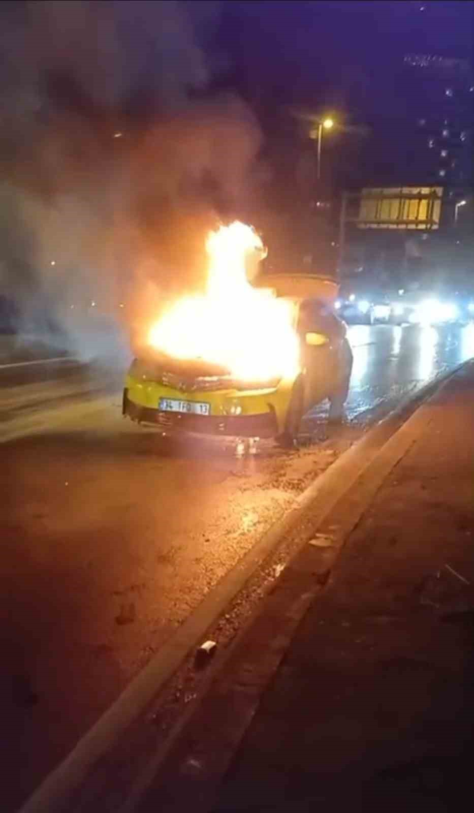 Beyoğlu’nda seyir halindeki ticari taksi alev alev yandı