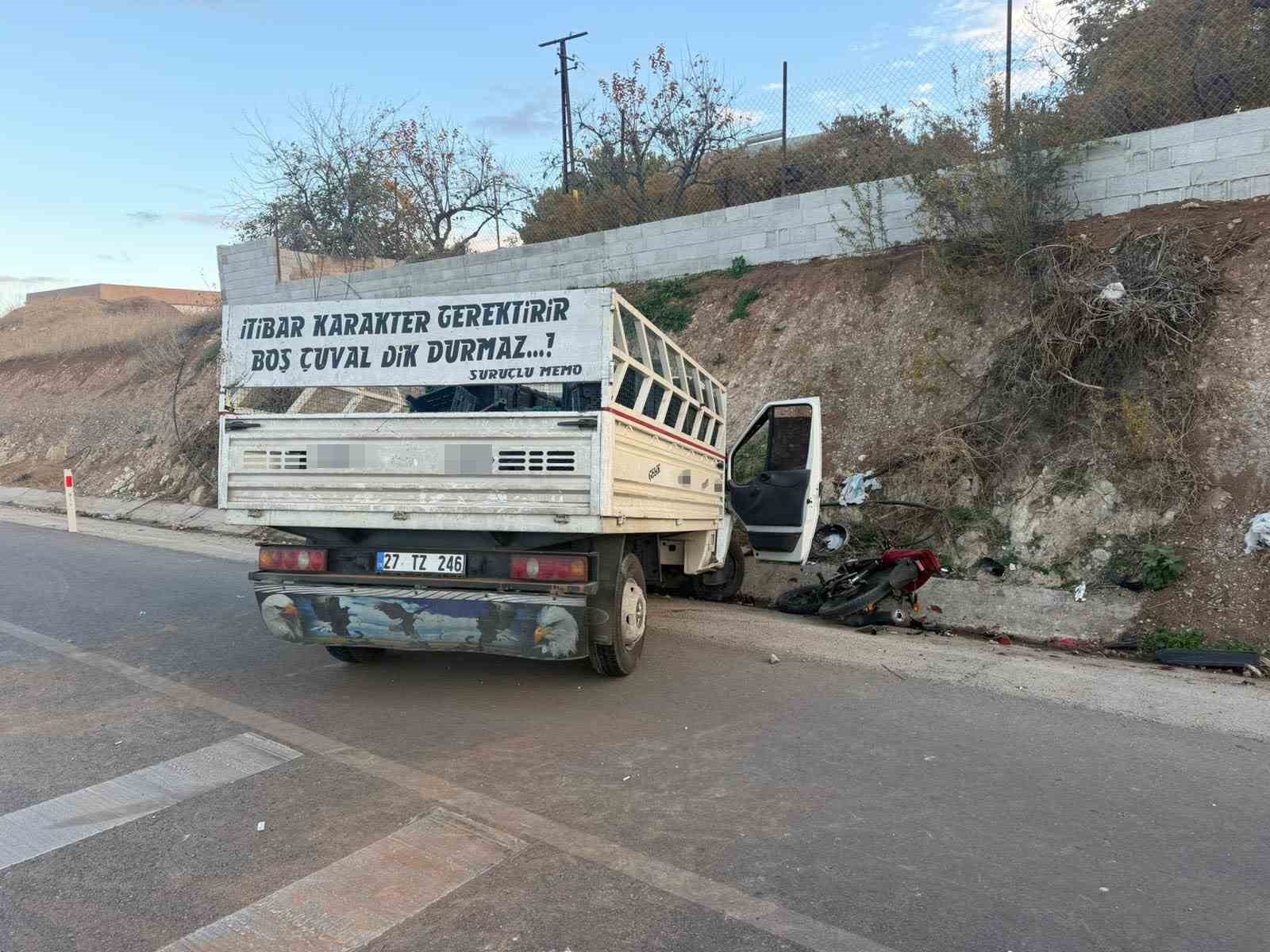 Motosiklet ile kamyonet çarpıştı: 1 ölü