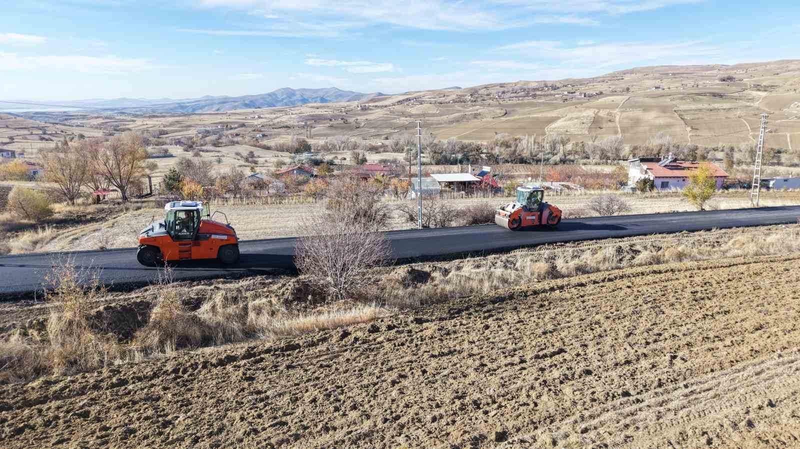 H&ouml;bek mahallesine 8 bin 600 tonluk sıcak asfalt

