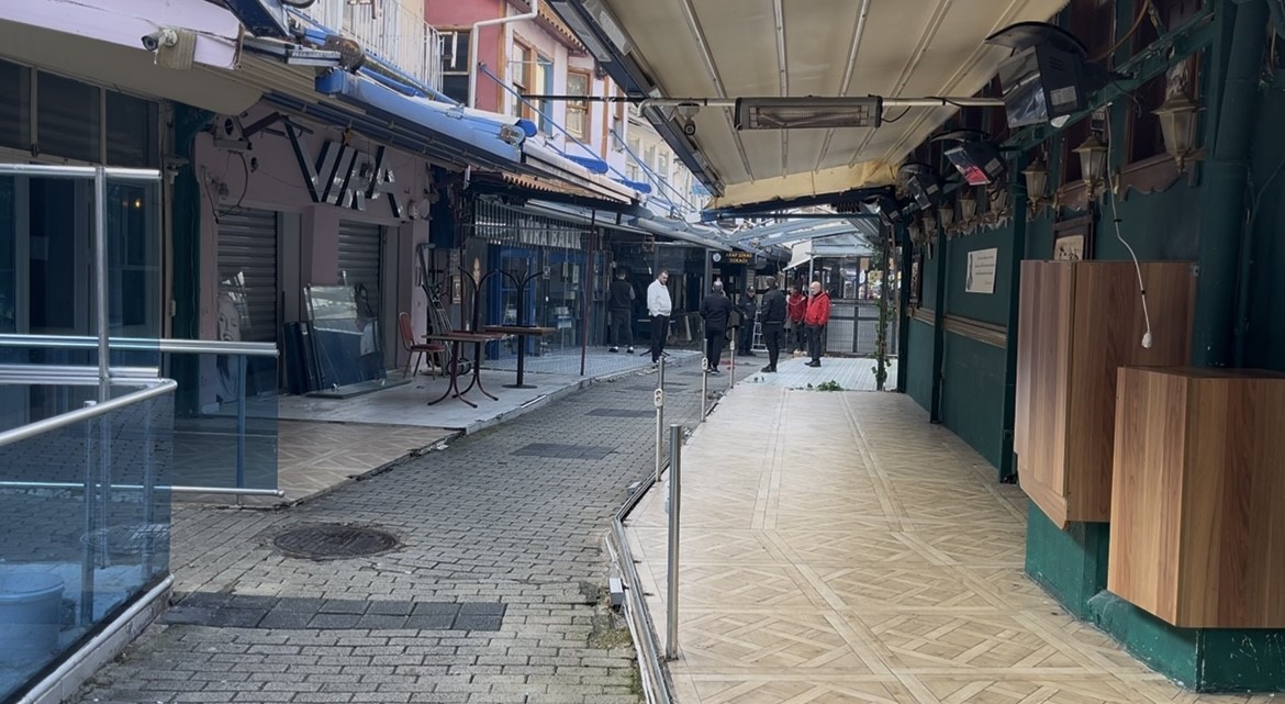 Tarihi Arap Şükrü Sokağı’nda tente krizi