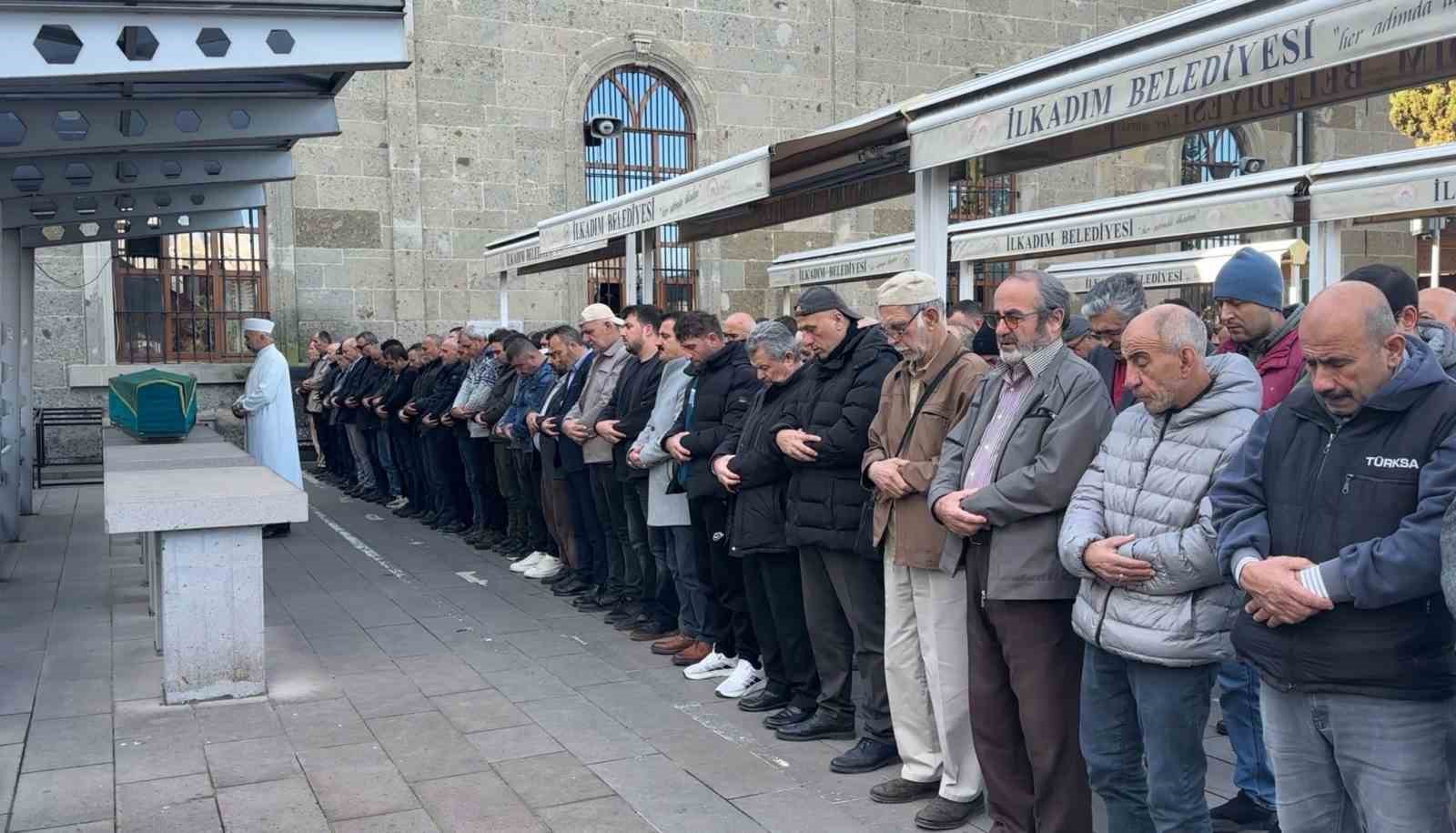Kaza süsüyle eşini ve çocuğunu öldürdükten sonra intihar eden doktor Samsun’da toprağa verildi
