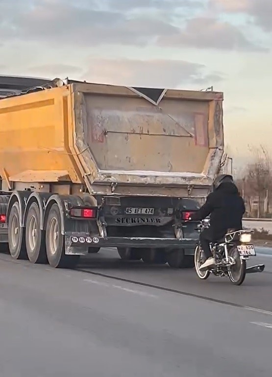Seyir halindeki tırın peşinde motosikletli tehlikeli yolculuk
