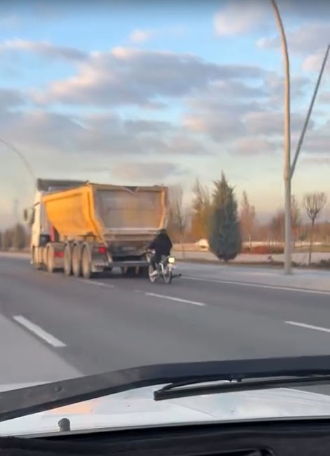 Seyir halindeki tırın peşinde motosikletli tehlikeli yolculuk