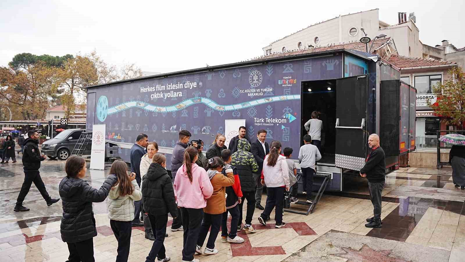 Gezen sinema tırı ve gezici kütüphane depremzede çocukları şenlendirdi