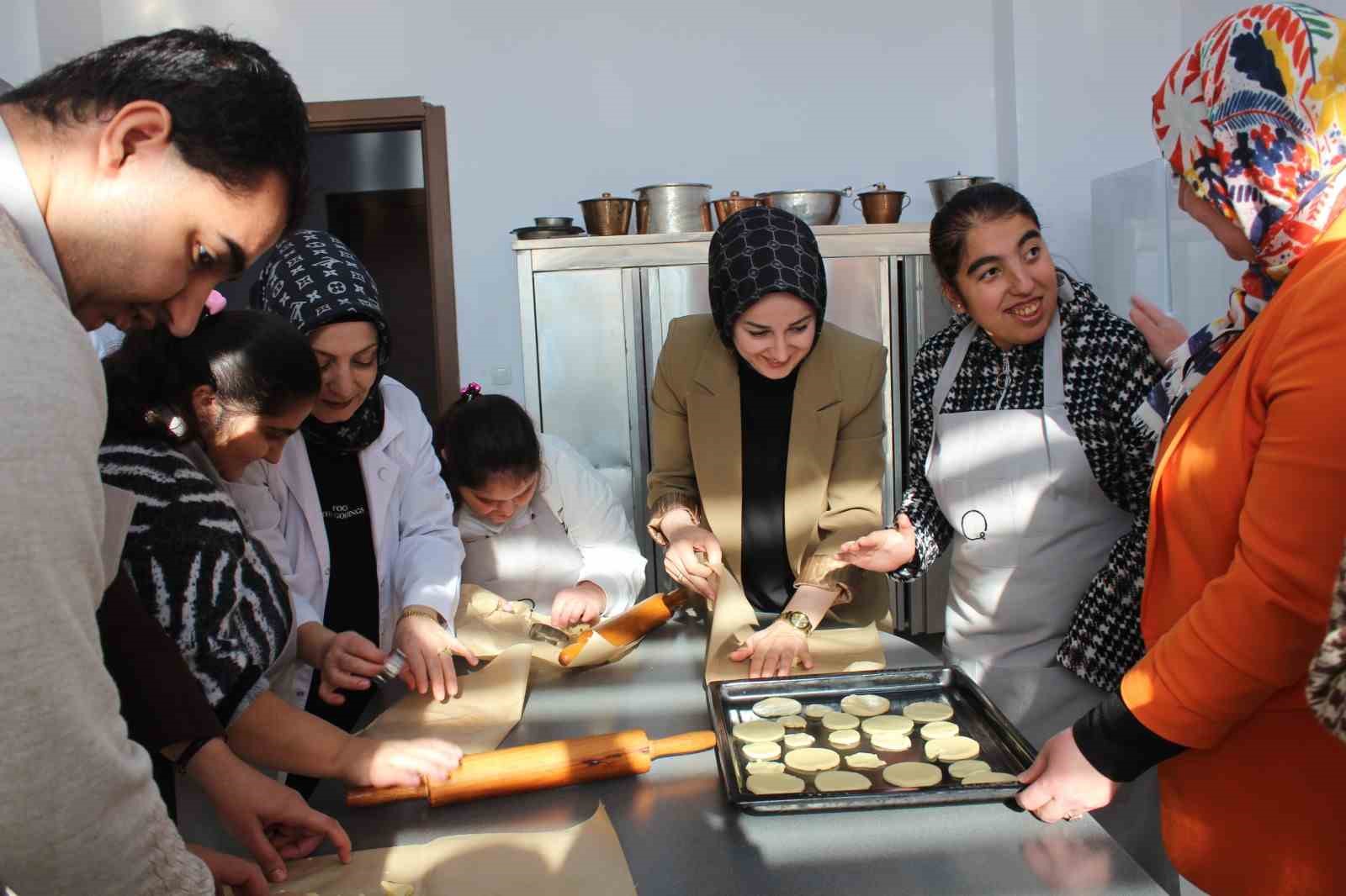 Özel bireyler mutfağa girip yaptıkları kurabiyelerle ağızları tatlandırdı
