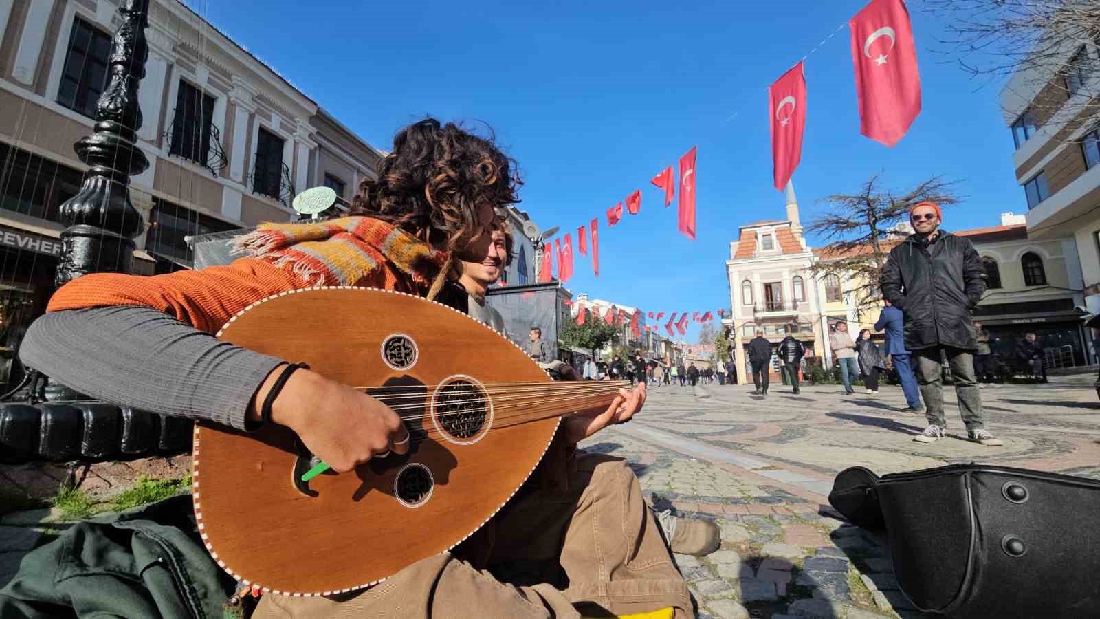 Evrensel dil olan müzikle hem geziyor hem de geçimlerini sağlıyorlar