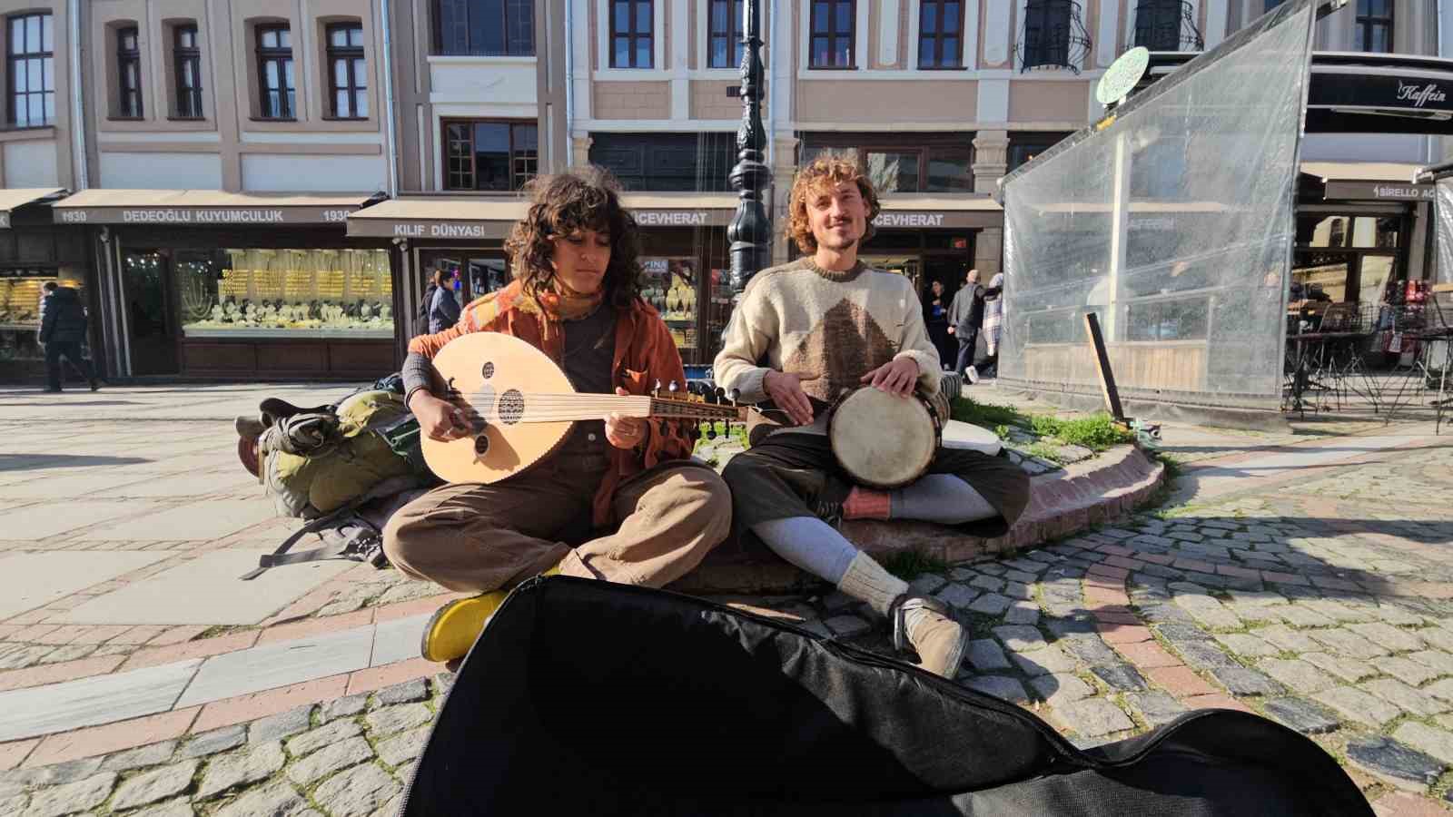 Evrensel dil olan müzikle hem geziyor hem de geçimlerini sağlıyorlar
