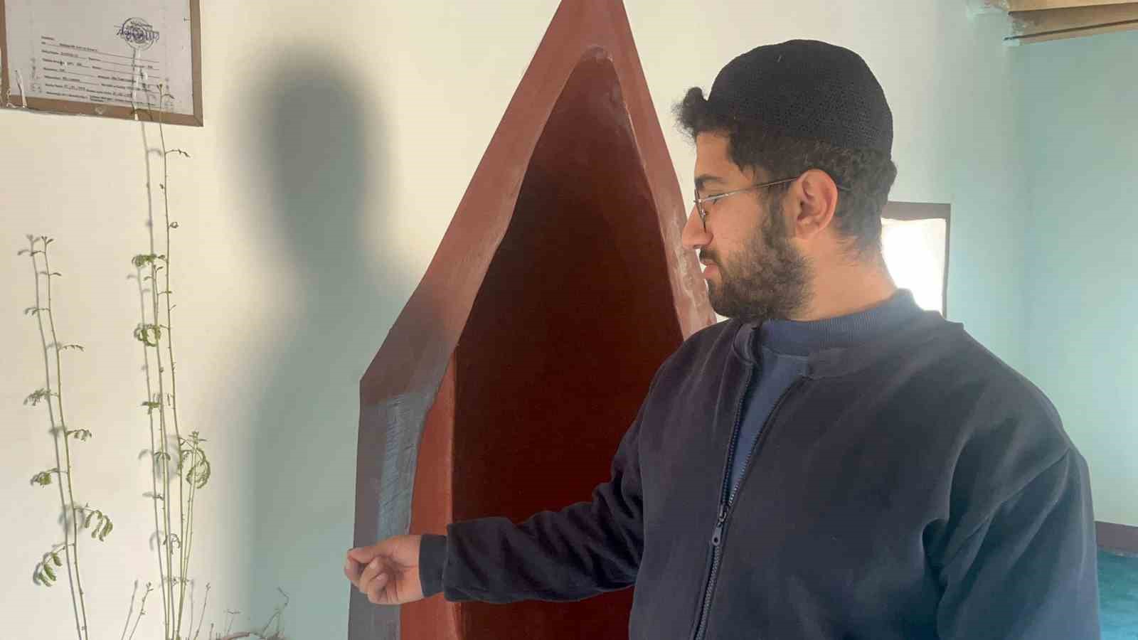 Diyarbakır’da bir caminin mihrap kısmındaki duvardan çıkan bitkinin yaprakları yeşerdi