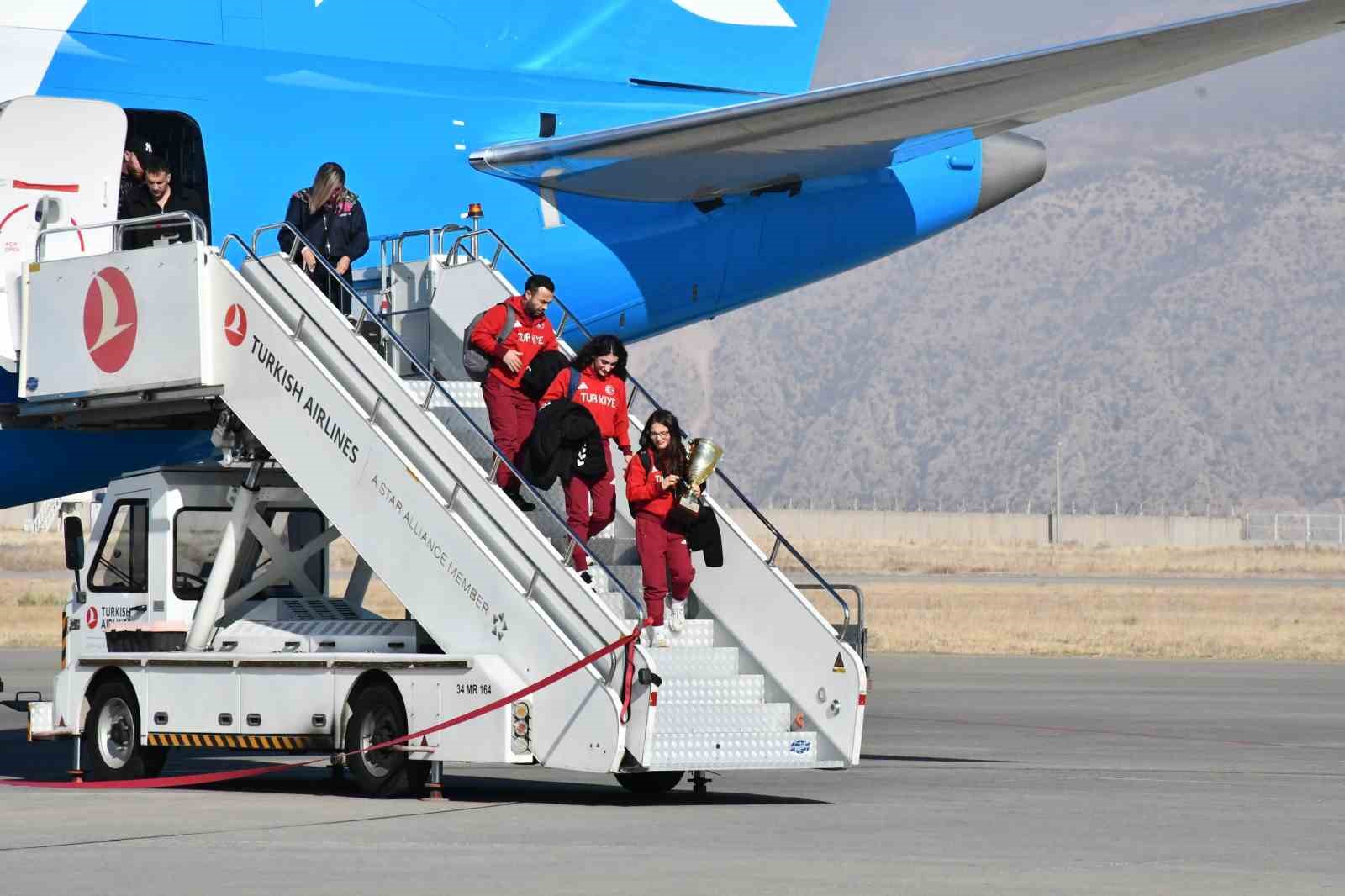 Şırnaklı milli sporculara coşkulu karşılama
