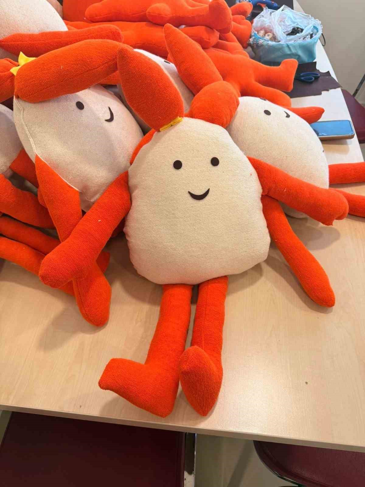 Kadınlar, l&ouml;semili &ccedil;ocuklara oyuncak bebek ve elbise dikmek i&ccedil;in bir araya geldi
