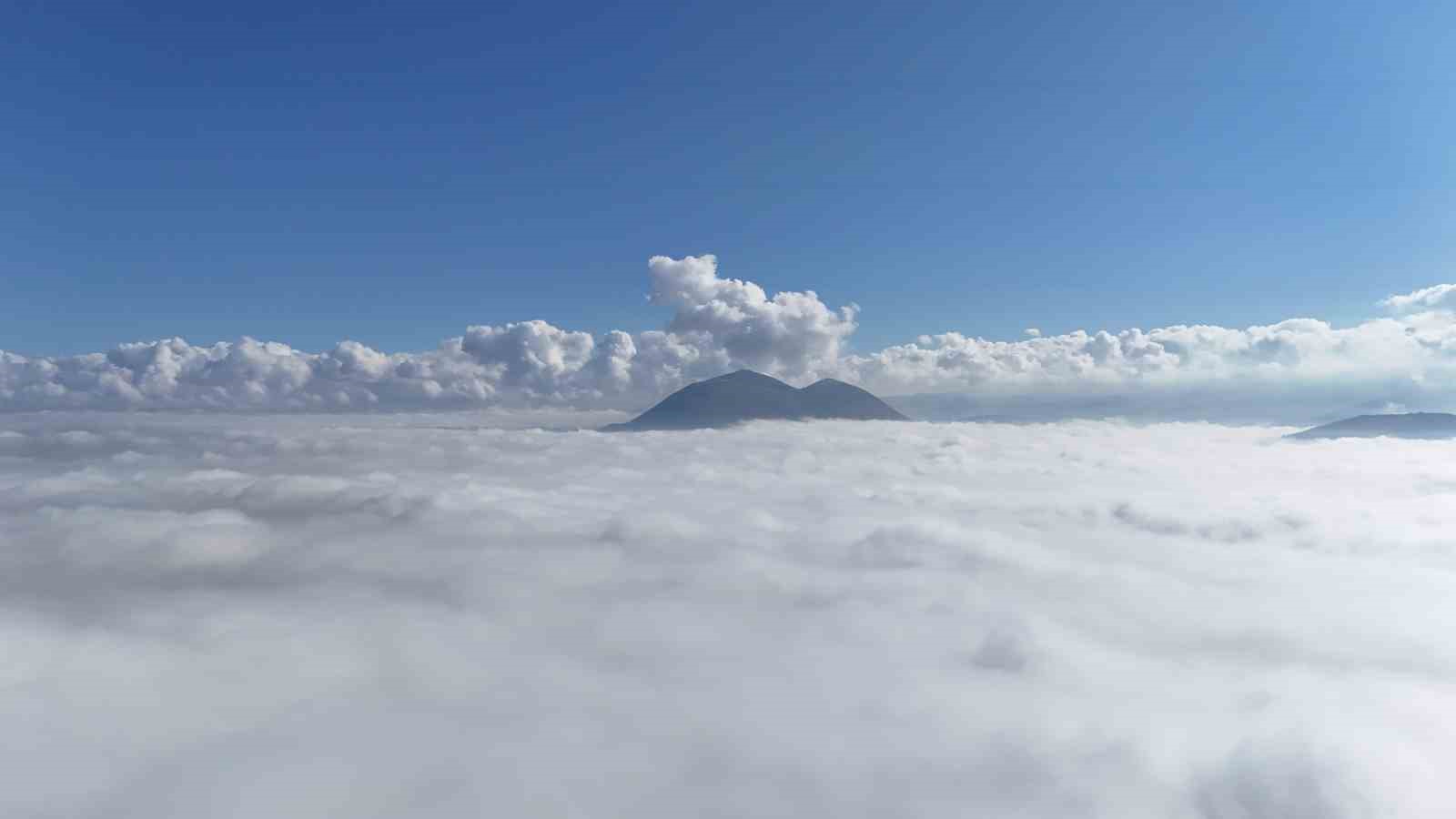 Kayseri&rsquo;de sis bulutlarının &uuml;zerinden g&ouml;r&uuml;nt&uuml;ler hayran bıraktı

