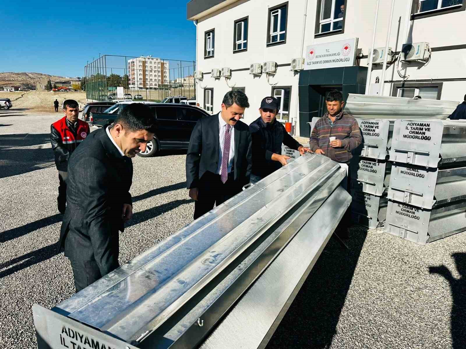 Besni’de 84 yetiştiriciye otomatik yemlik dağıtıldı