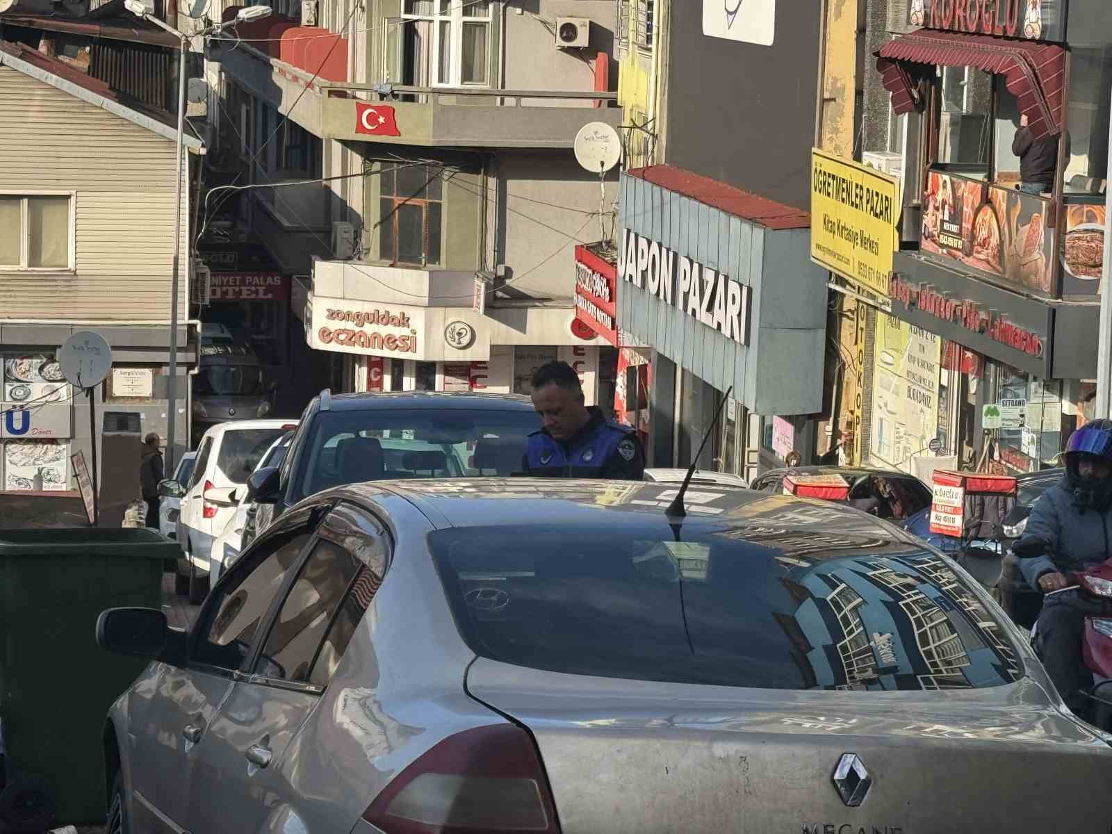 Zabıtadan kaldırım işgali yapan s&uuml;r&uuml;c&uuml;lere ceza
