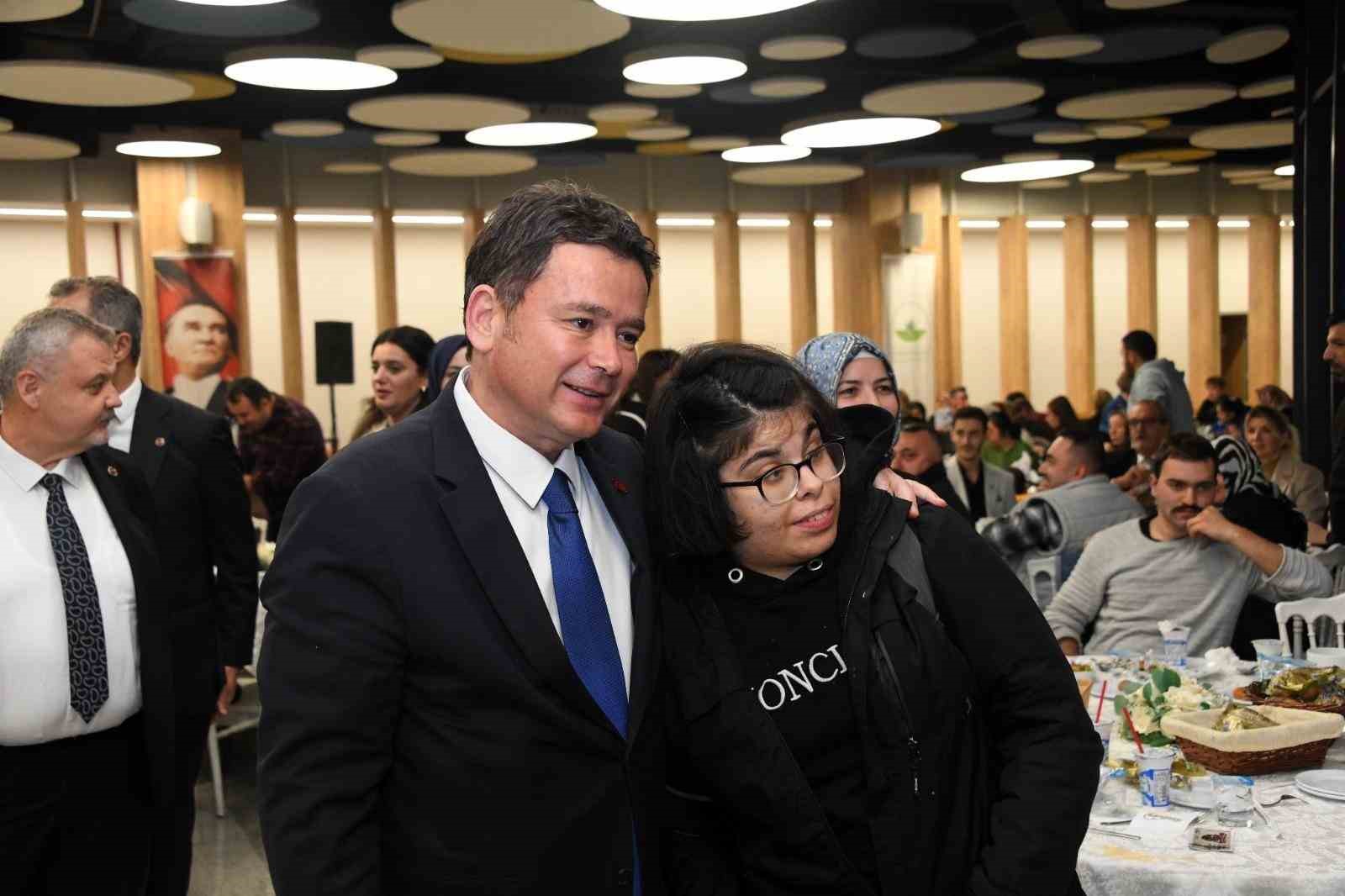 Başkan Erkan Aydın engelleri sevgiyle aştı
