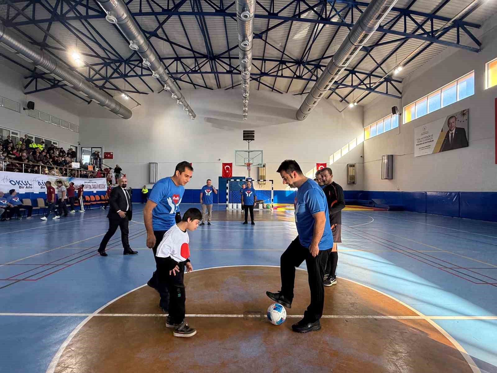 3 Aralık Dünya Farkındalık Günü Gazipaşa’da özel öğrencilerin katılımıyla kutlandı