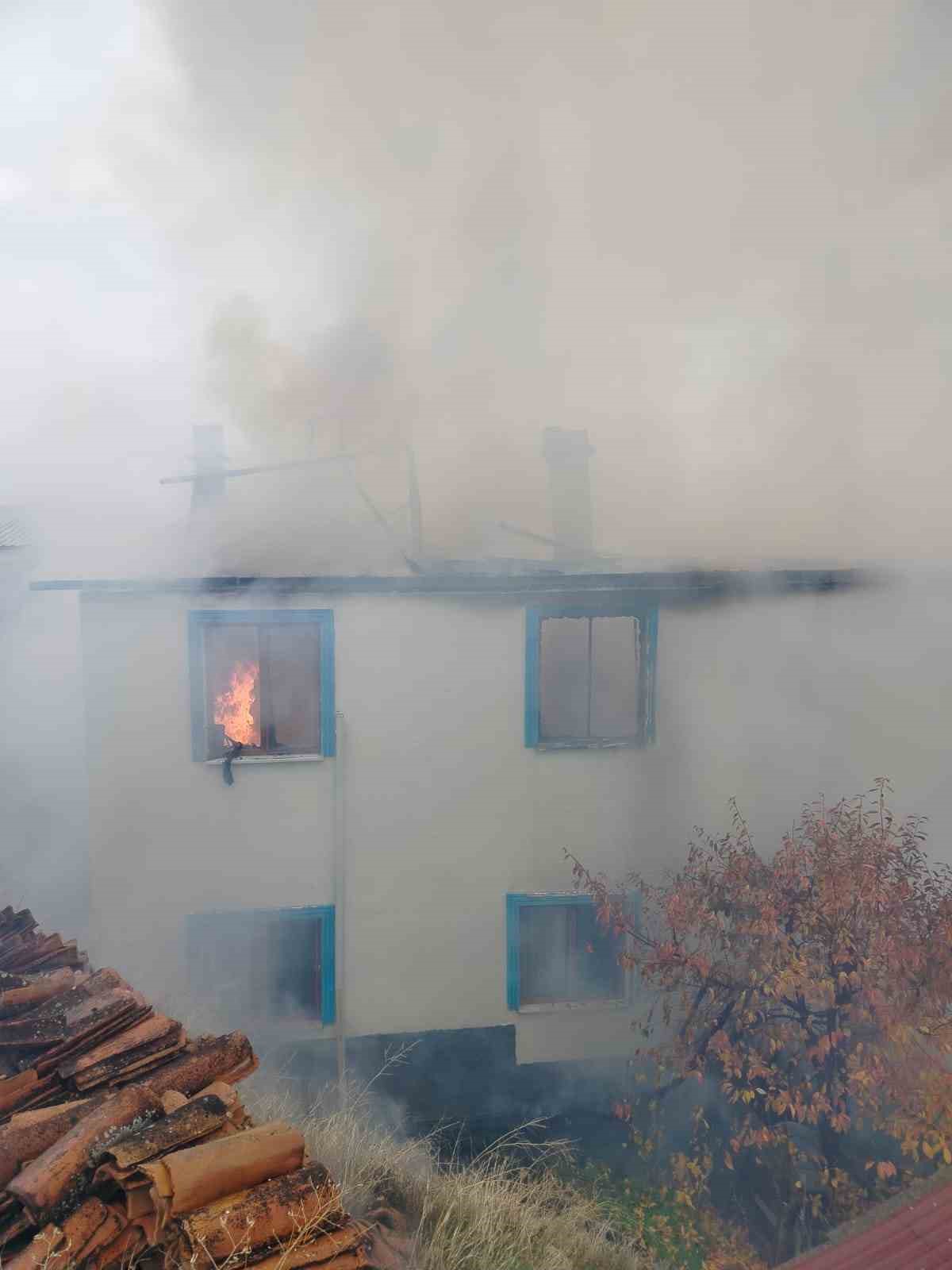 Çorum’da alev alev yanan ev kullanılmaz hale geldi