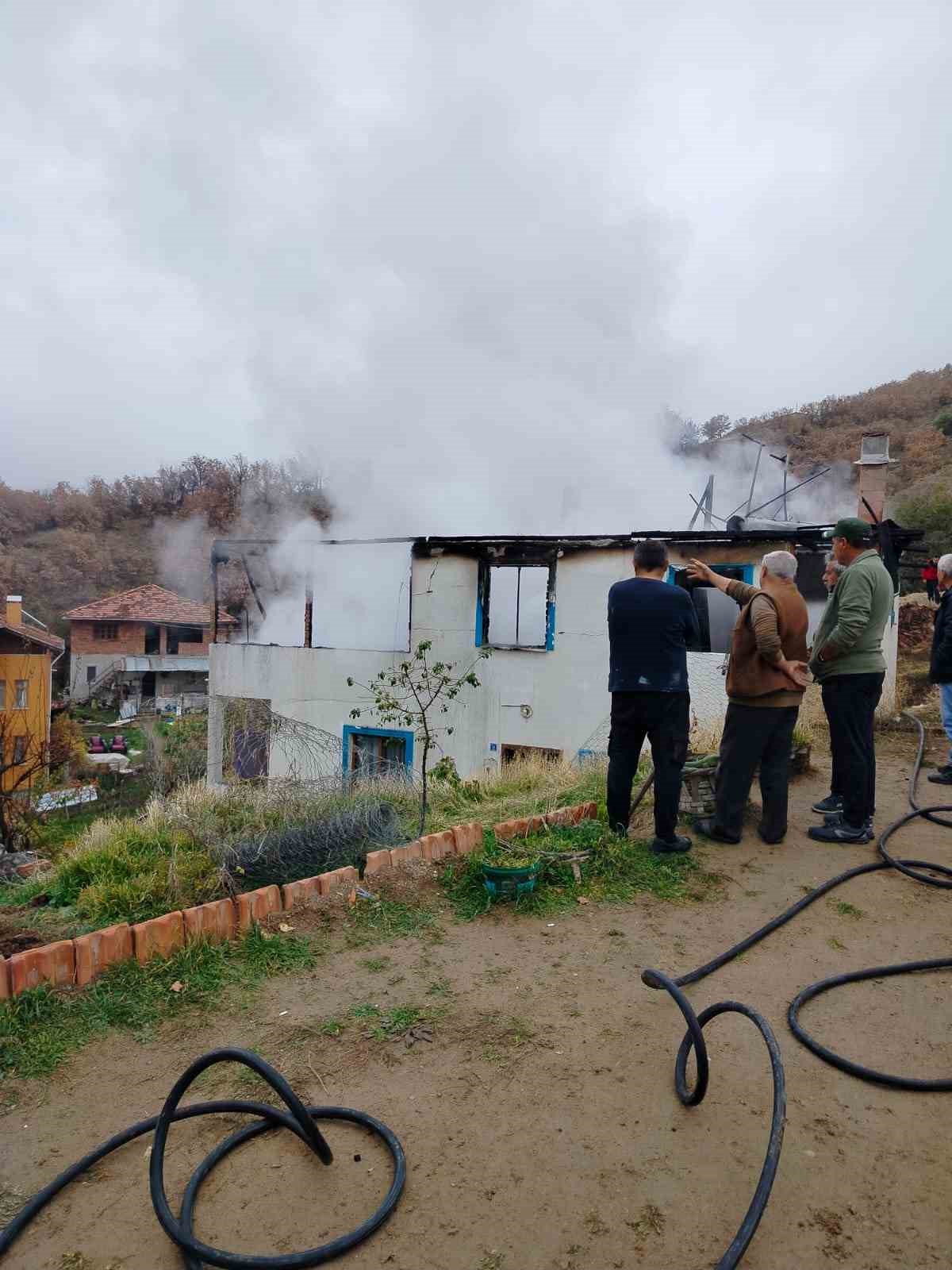Çorum’da alev alev yanan ev kullanılmaz hale geldi
